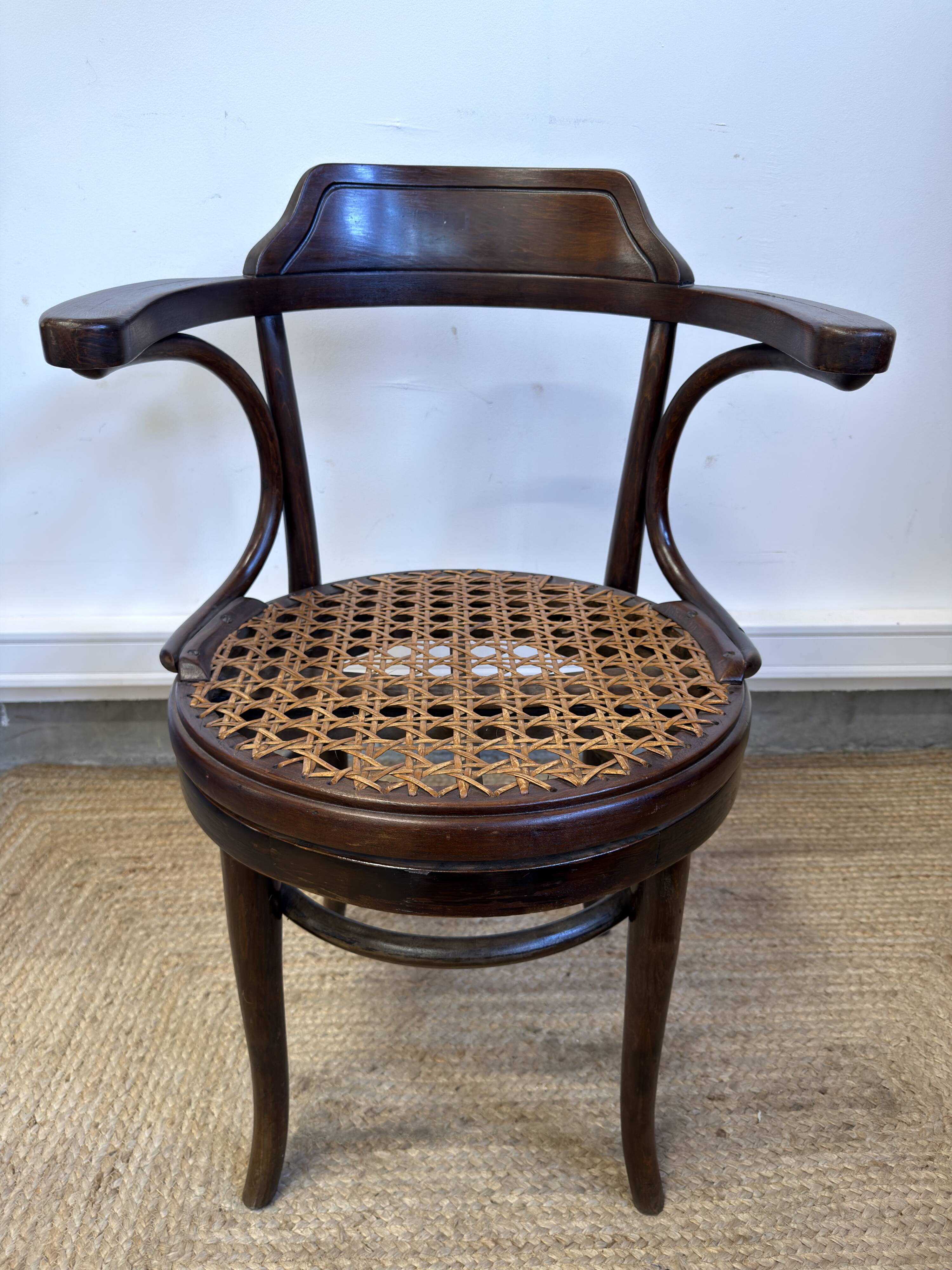 Fauteuil de bureau pivotant Thonet  en bois courbé et cannage – début XXe