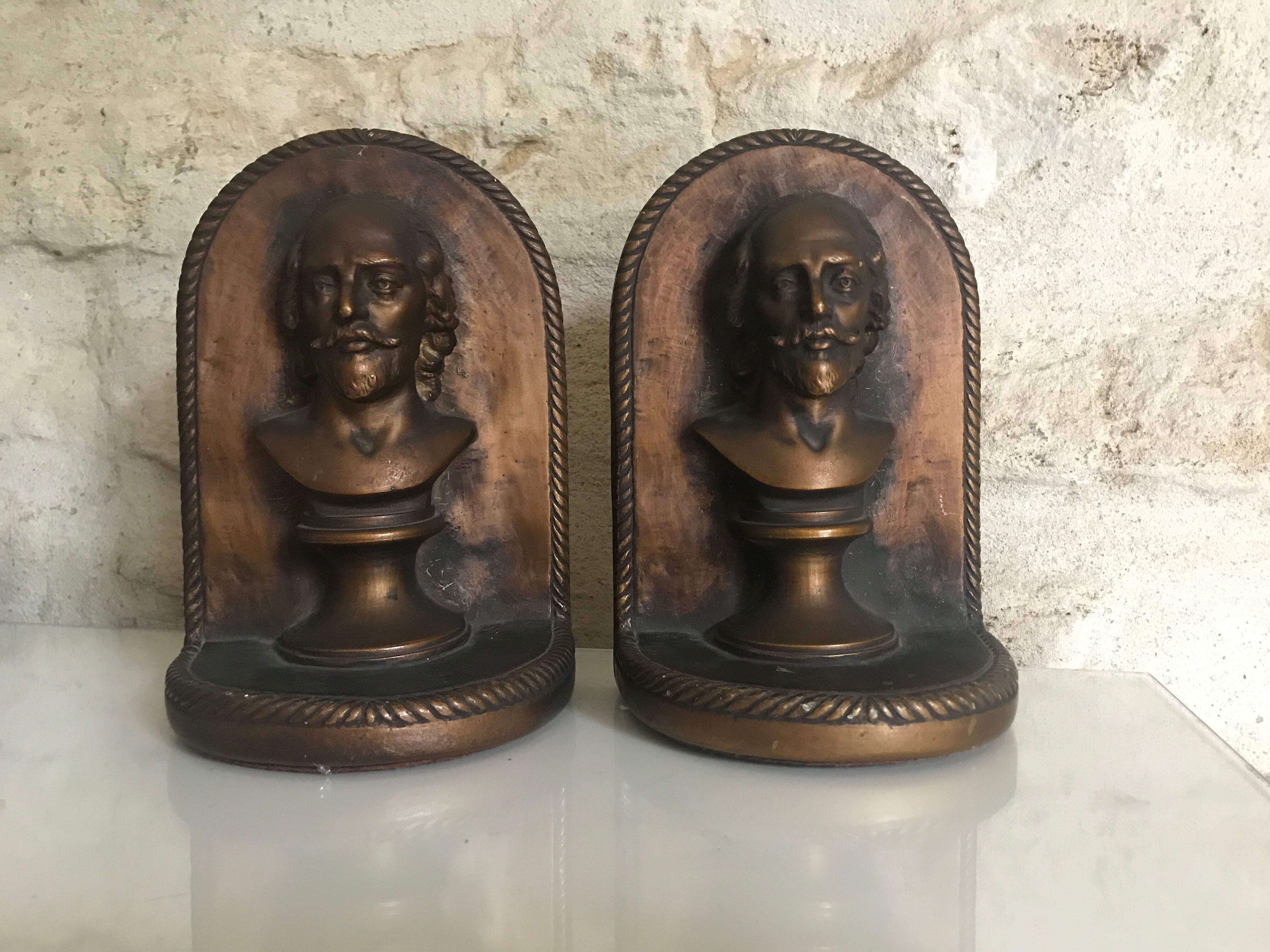 Antique bookends, Bust figure in bronze patinated plaster. 19 x 13 cm