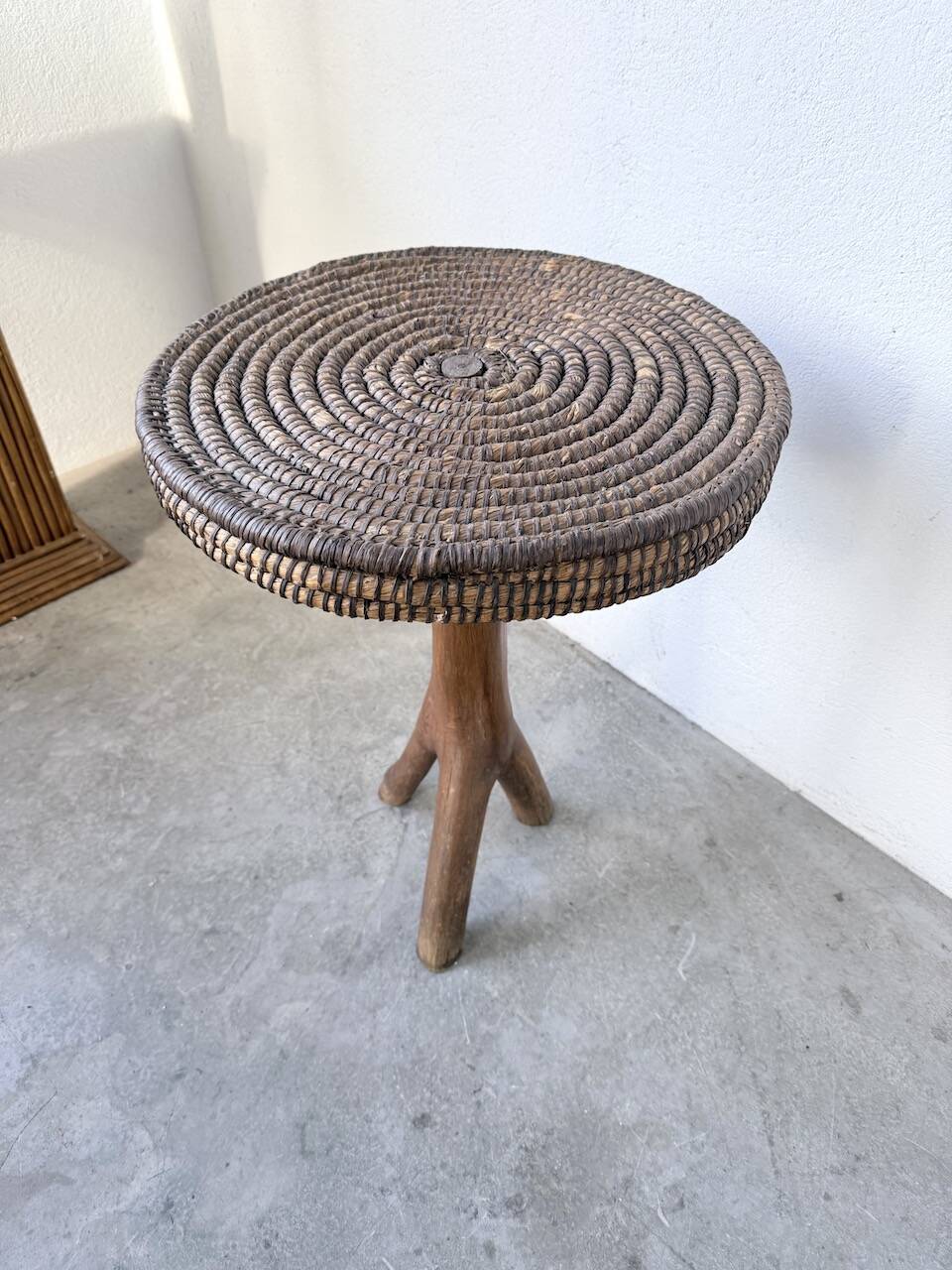 Sellette tripode art populaire en paille tressée, 1950