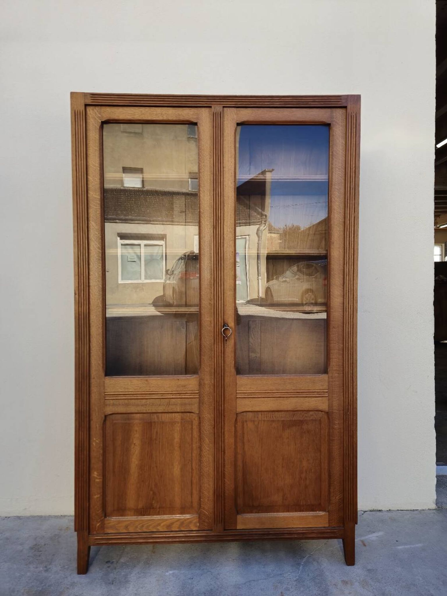 Vitrine parisienne d'école en chêne, 1950