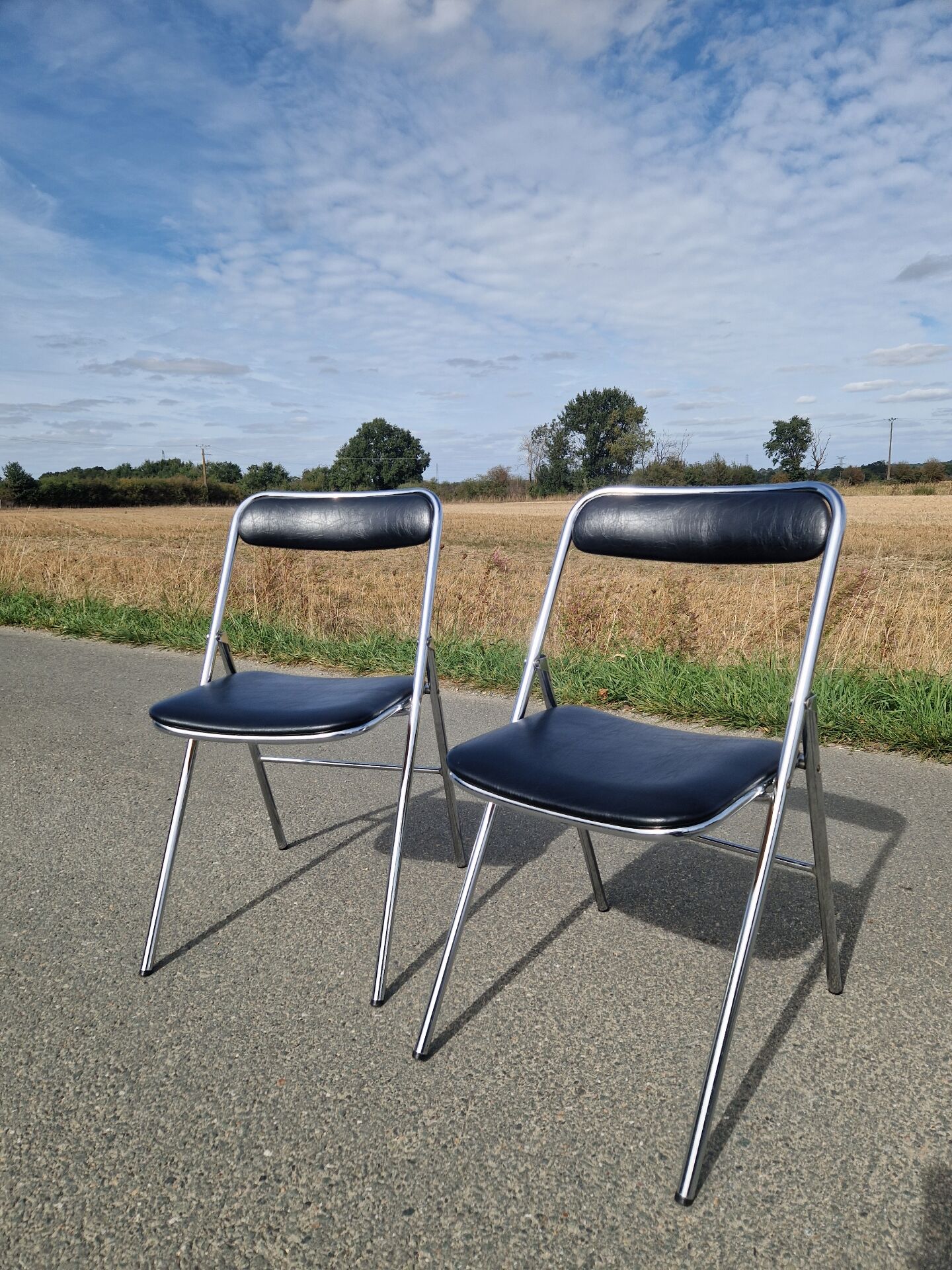Set of 2 vintage folding chairs by the brand Souvignet.