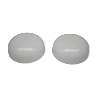 Lot de deux plafonniers demi lune en opaline blanche, années 60-70