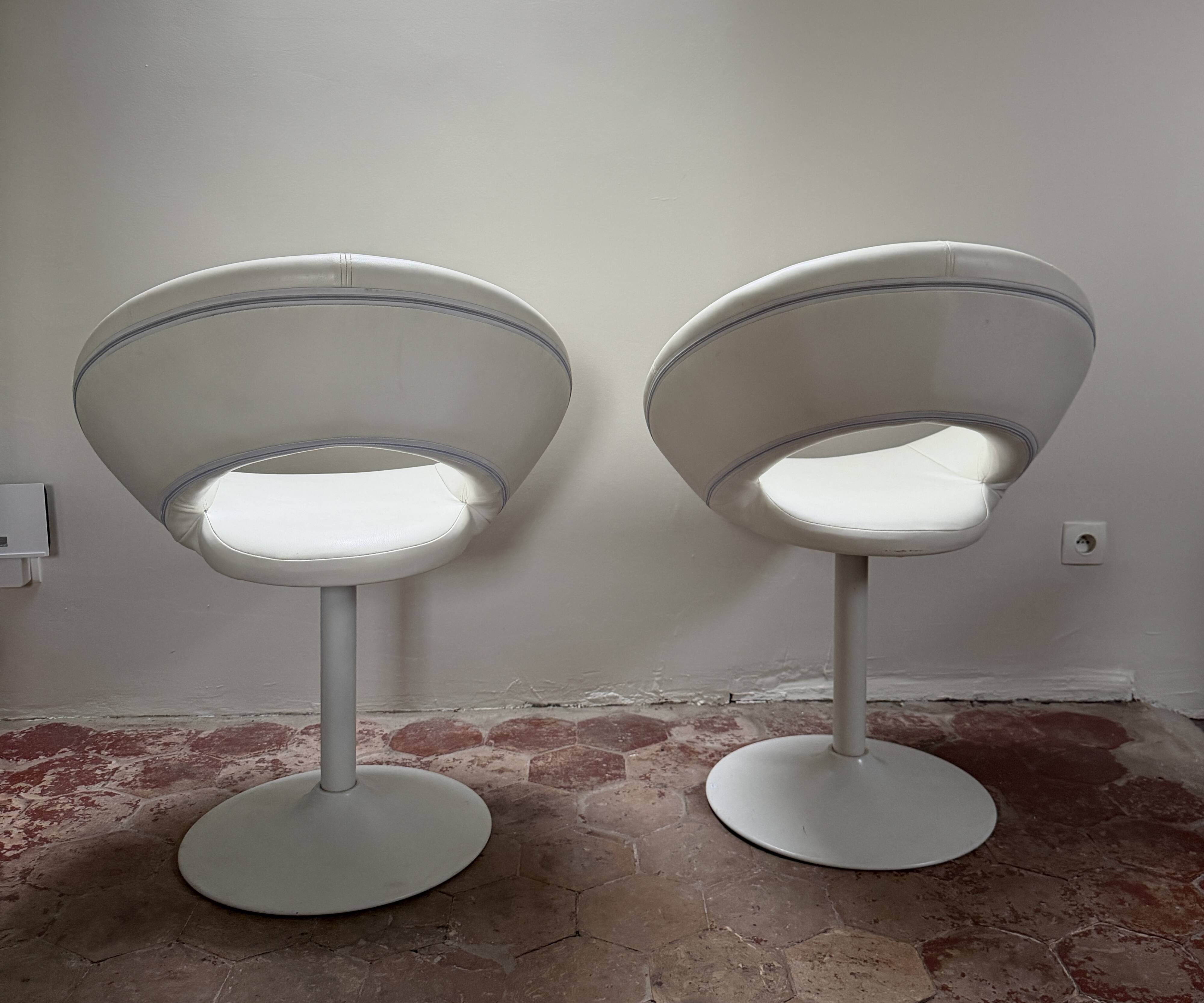 Pair of vintage white swivel armchairs in tulip style.