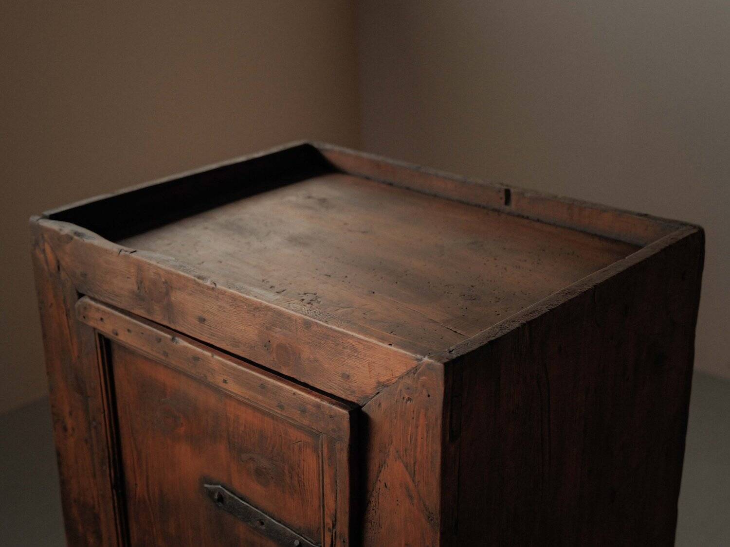 Bonnetière alpine en sapin – Piémont, XVIIIᵉ siècle, art populaire