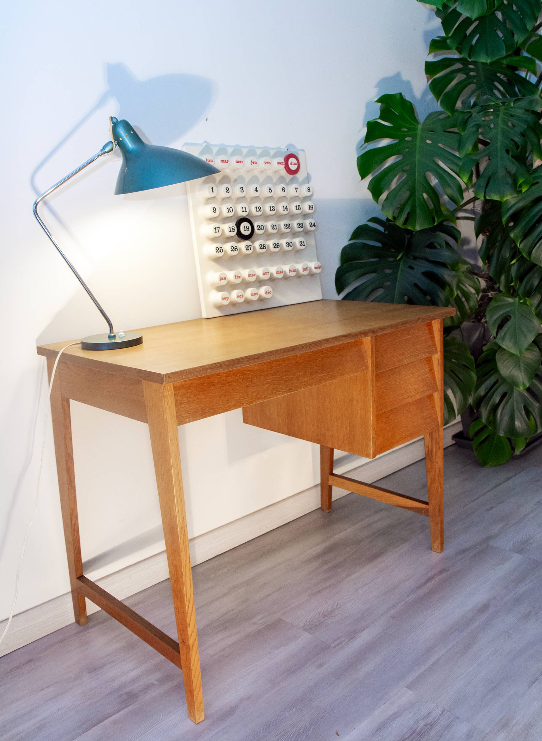 Vintage desk from the 60s-70s, light oak, in superb condition.