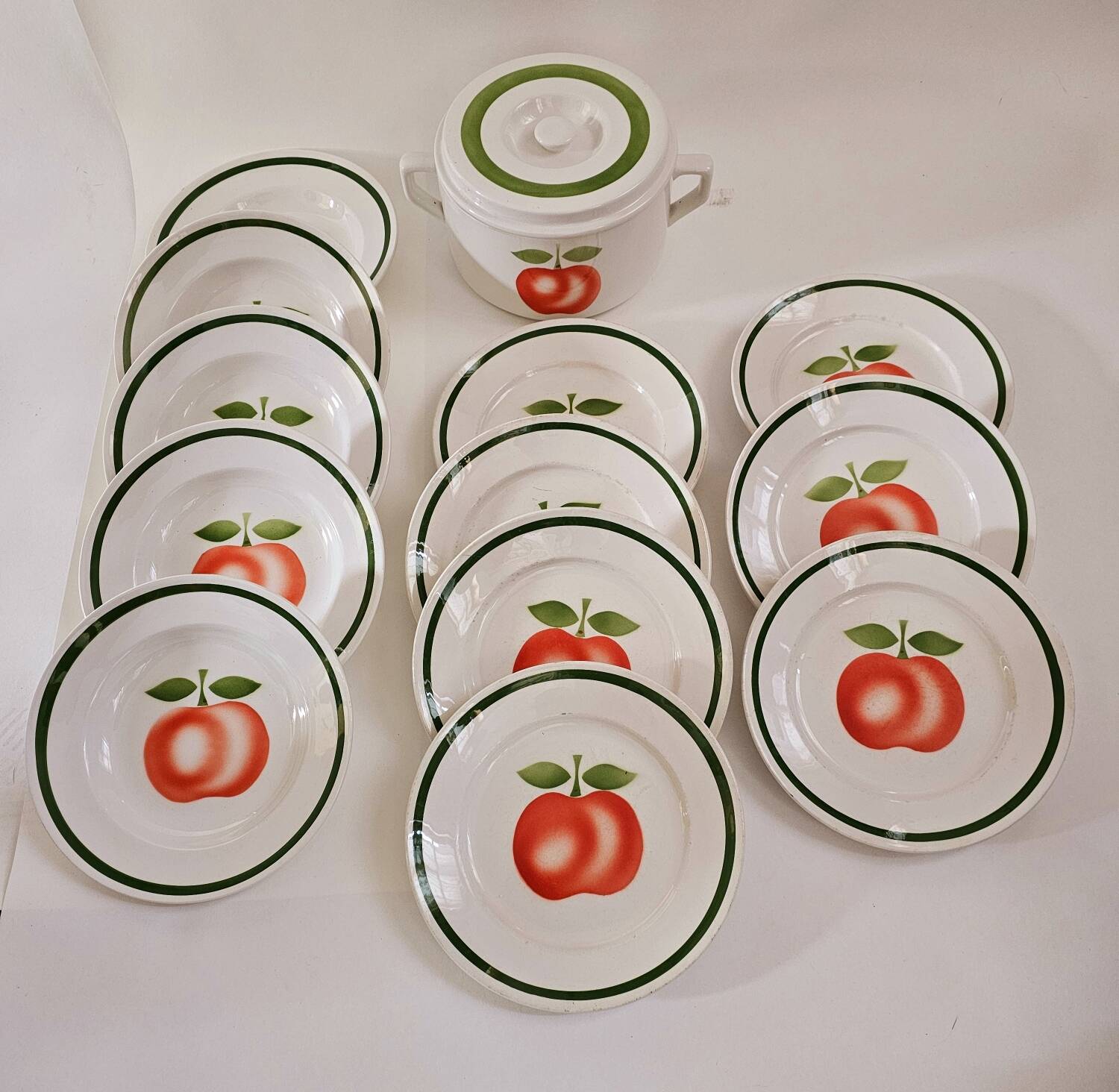 Moulins des loups plate and dish, apple pattern