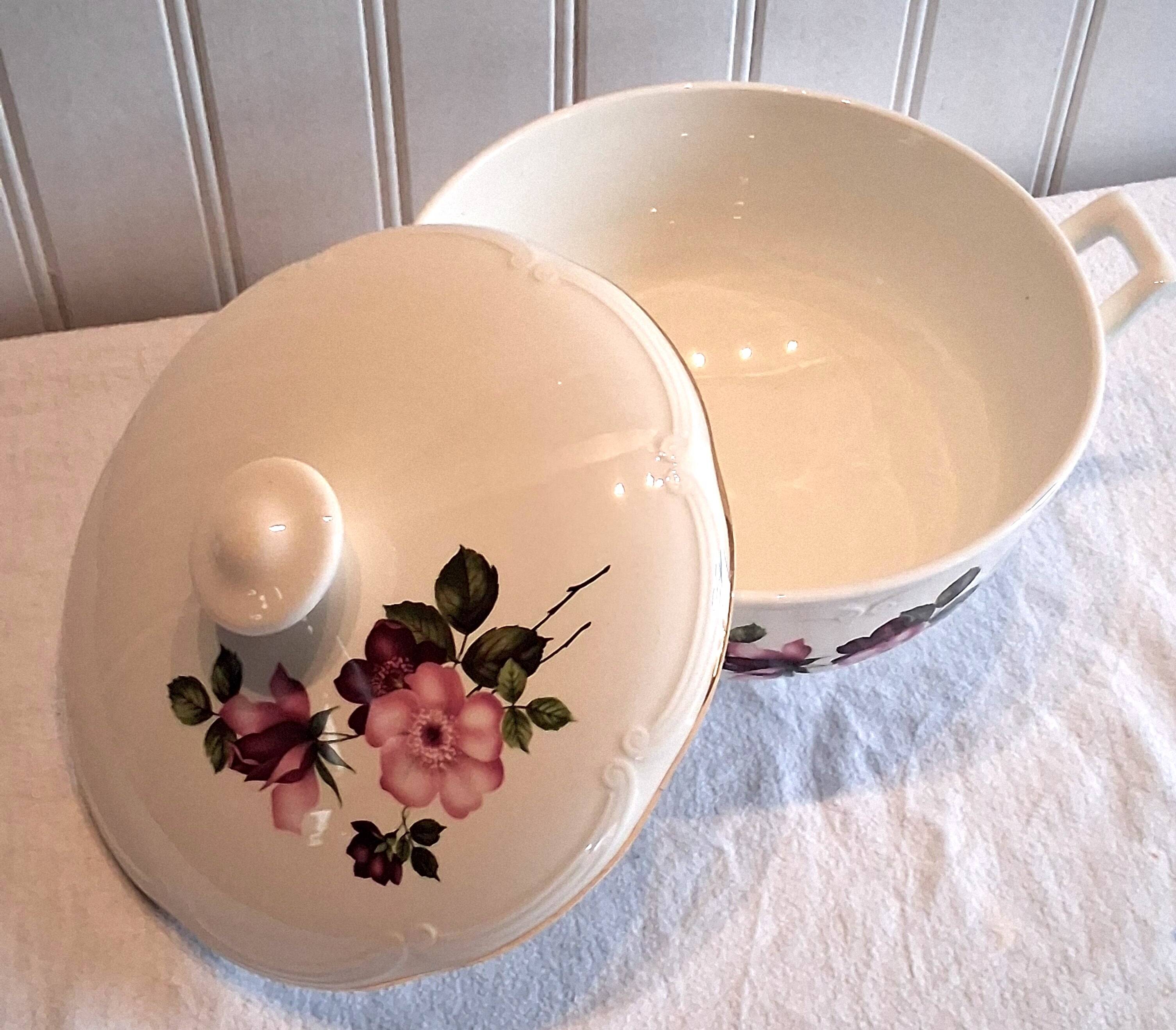 Very pretty soup tureen from Gien model "Chinon" in very good condition.
