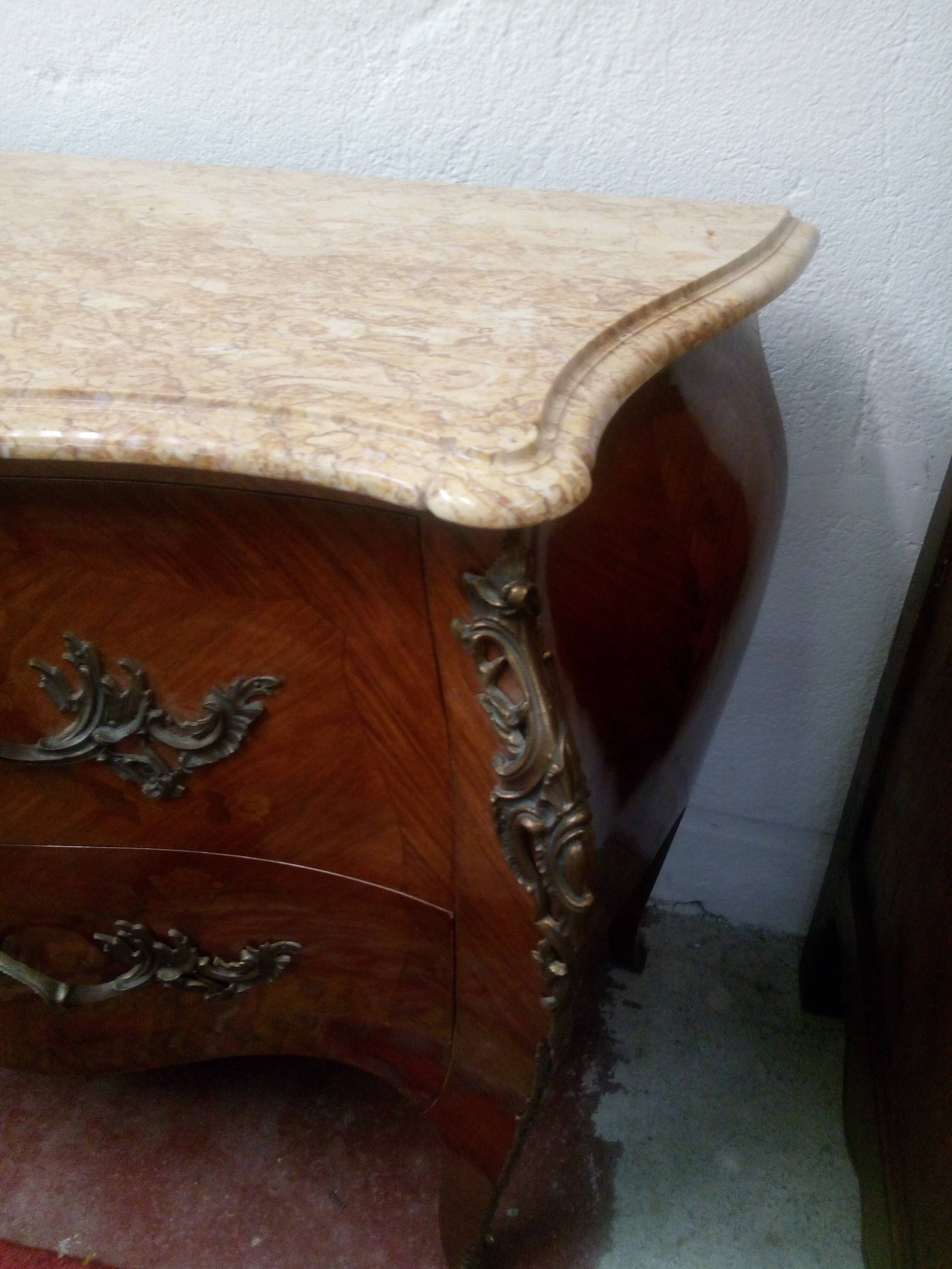 Commode galbée dessus marbre de style Louis XV