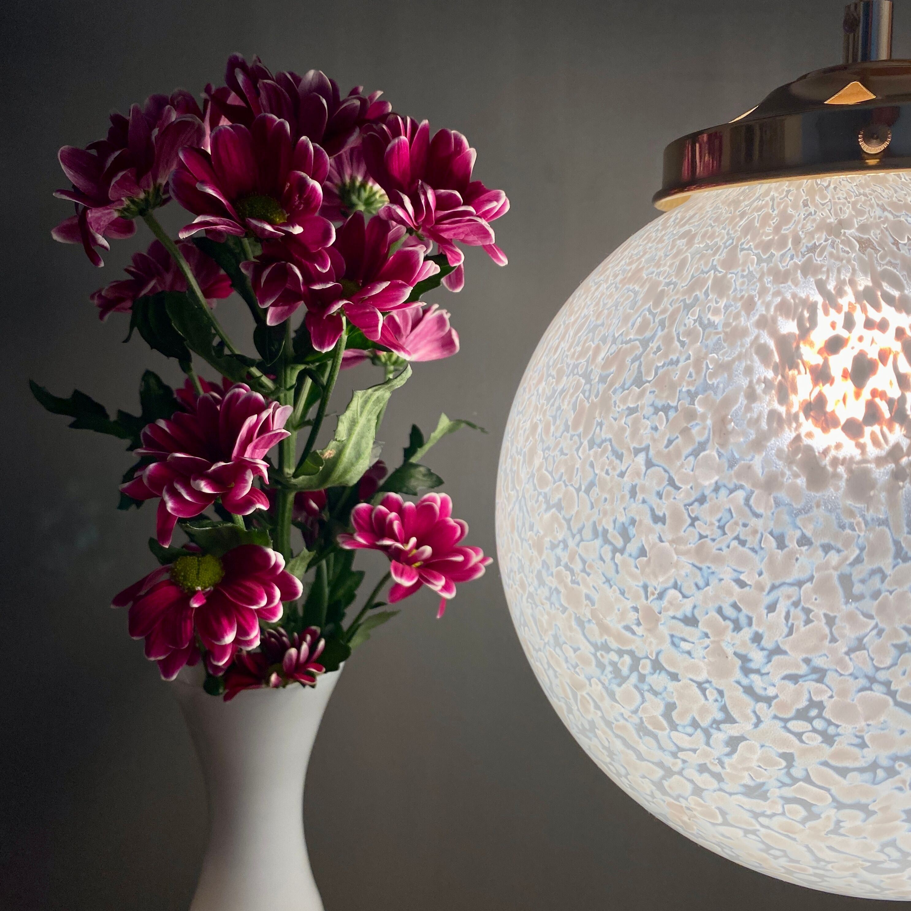 Suspension globe vintage en verre de Clichy blanc