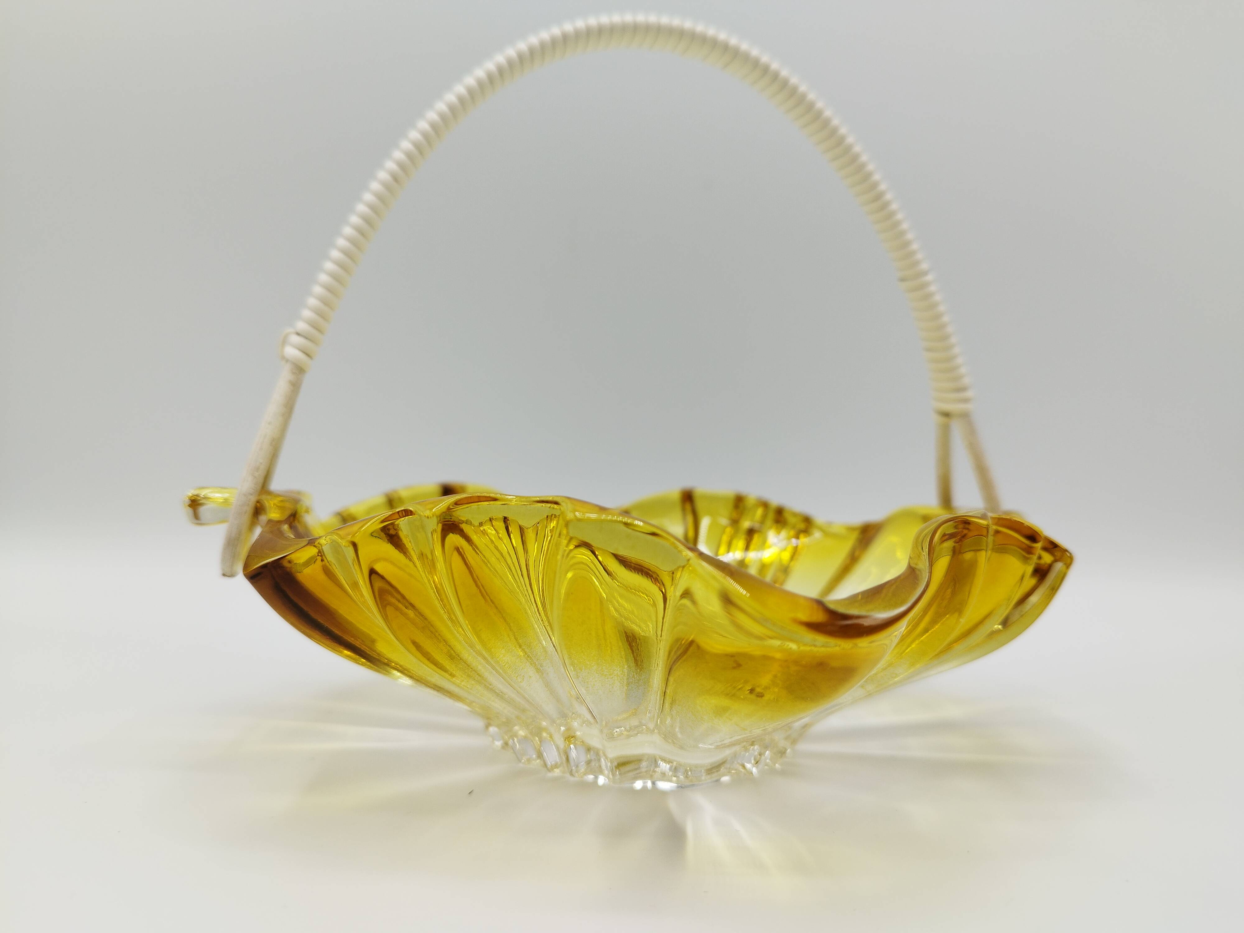 Vintage amber glass pocket basket with scoubidou handle – 1960s
