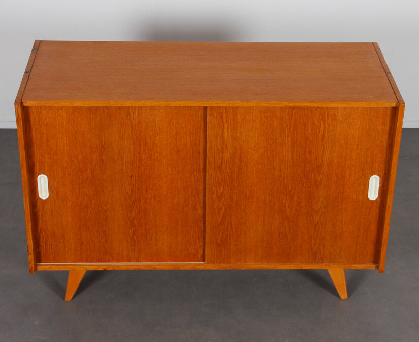 Buffet en placage chêne, modèle U-452, par Jiri Jiroutek pour Interier Praha, 1960