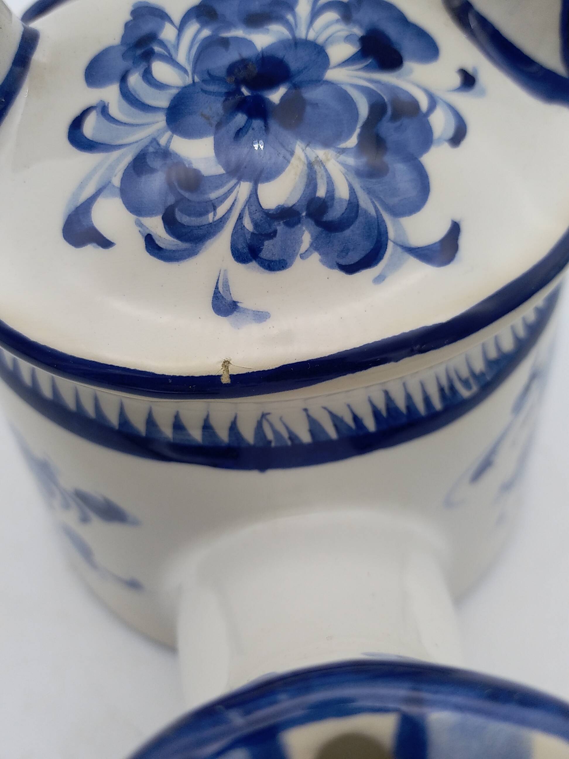 Vase Arrosoir en faience à décor floral . St Clément .
