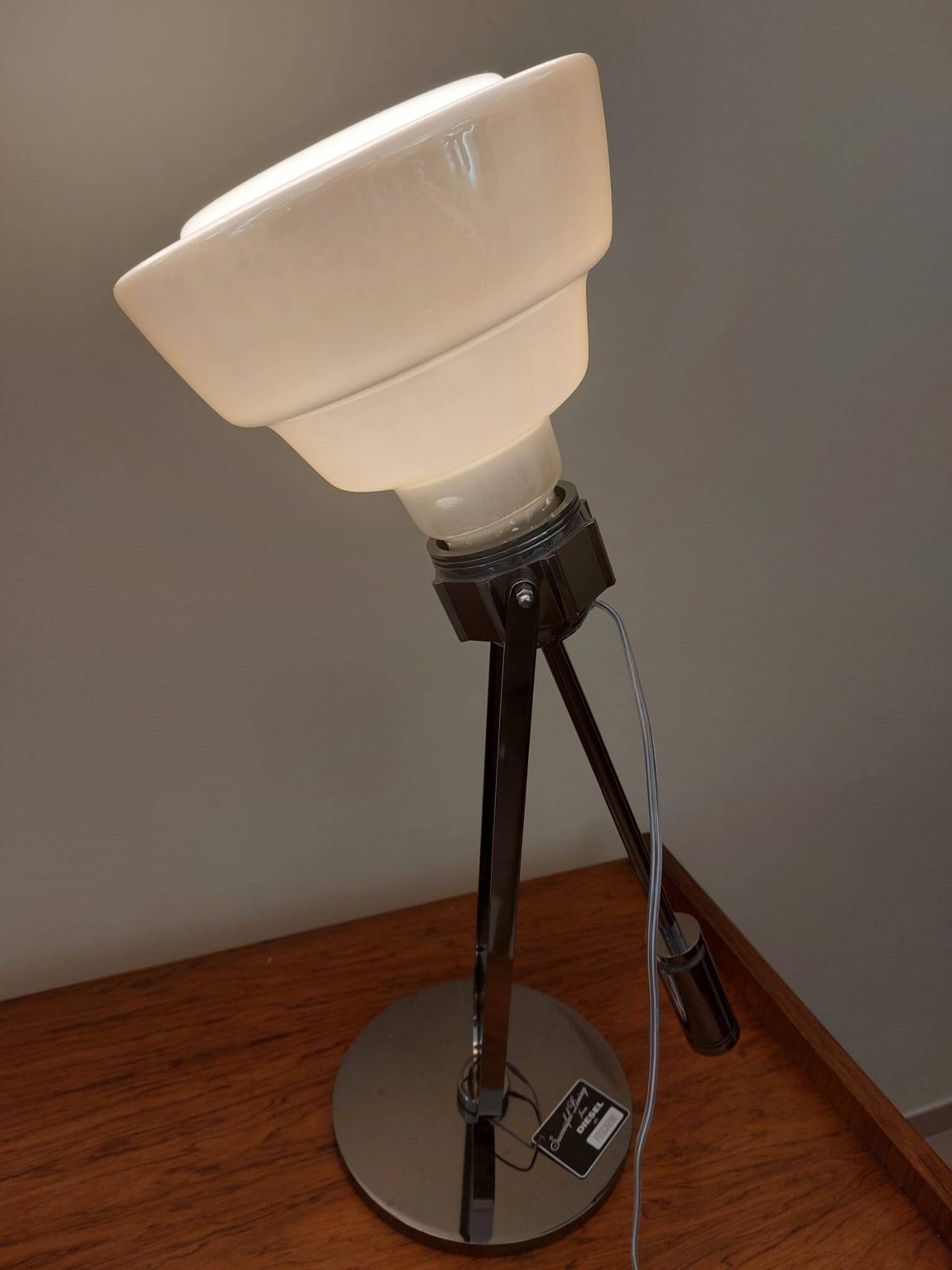 Lampada da tavolo "Glas" in vetro opalino e acciaio cromato