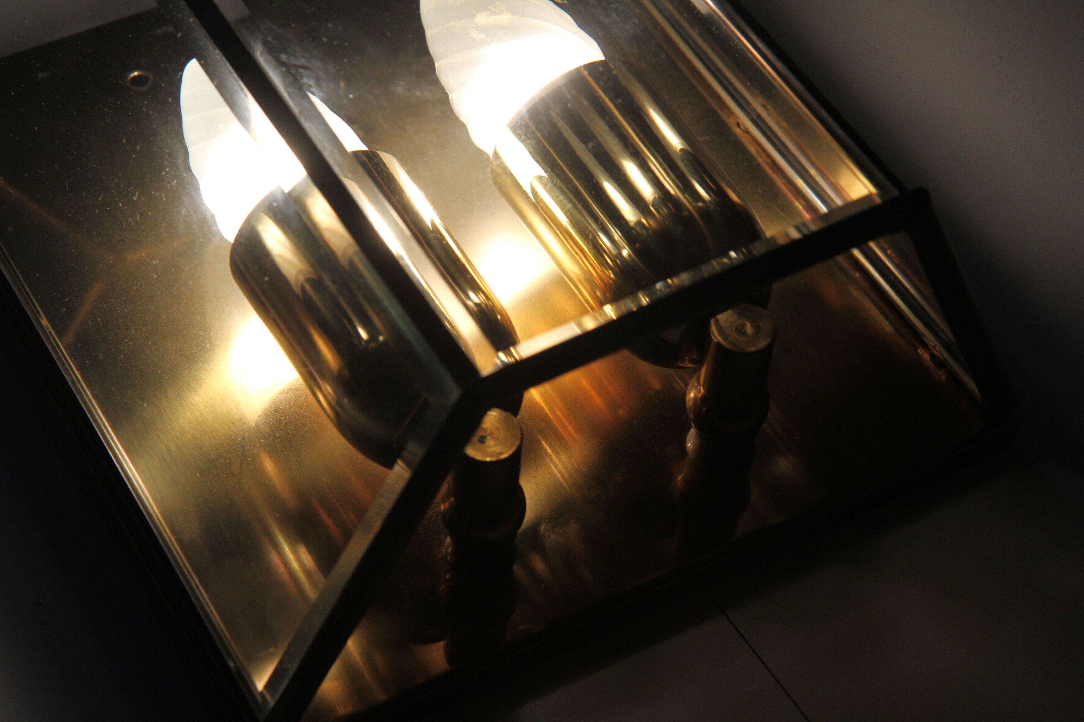Wall sconce in brass and glass