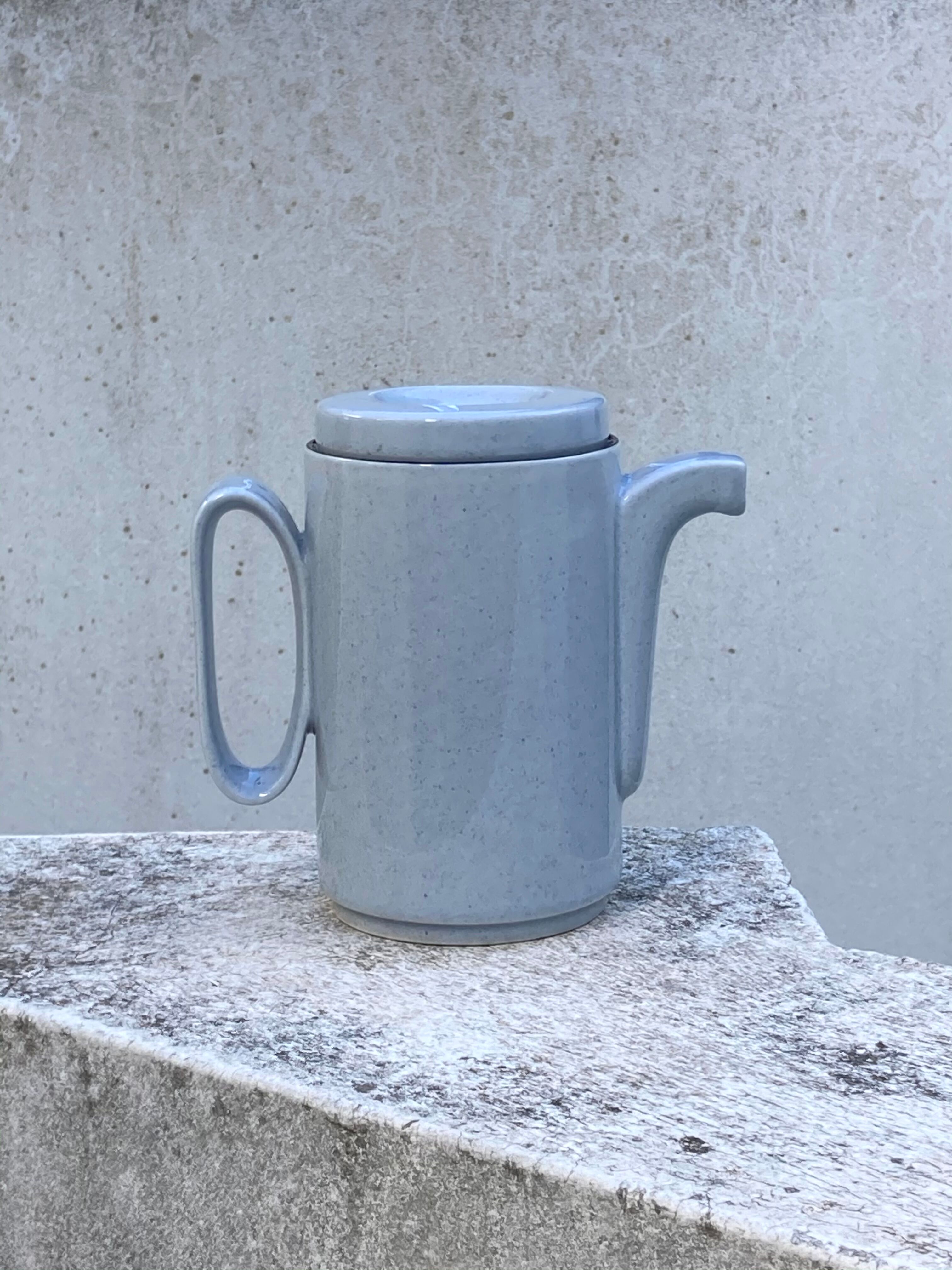 Théière ancienne en céramique moucheté