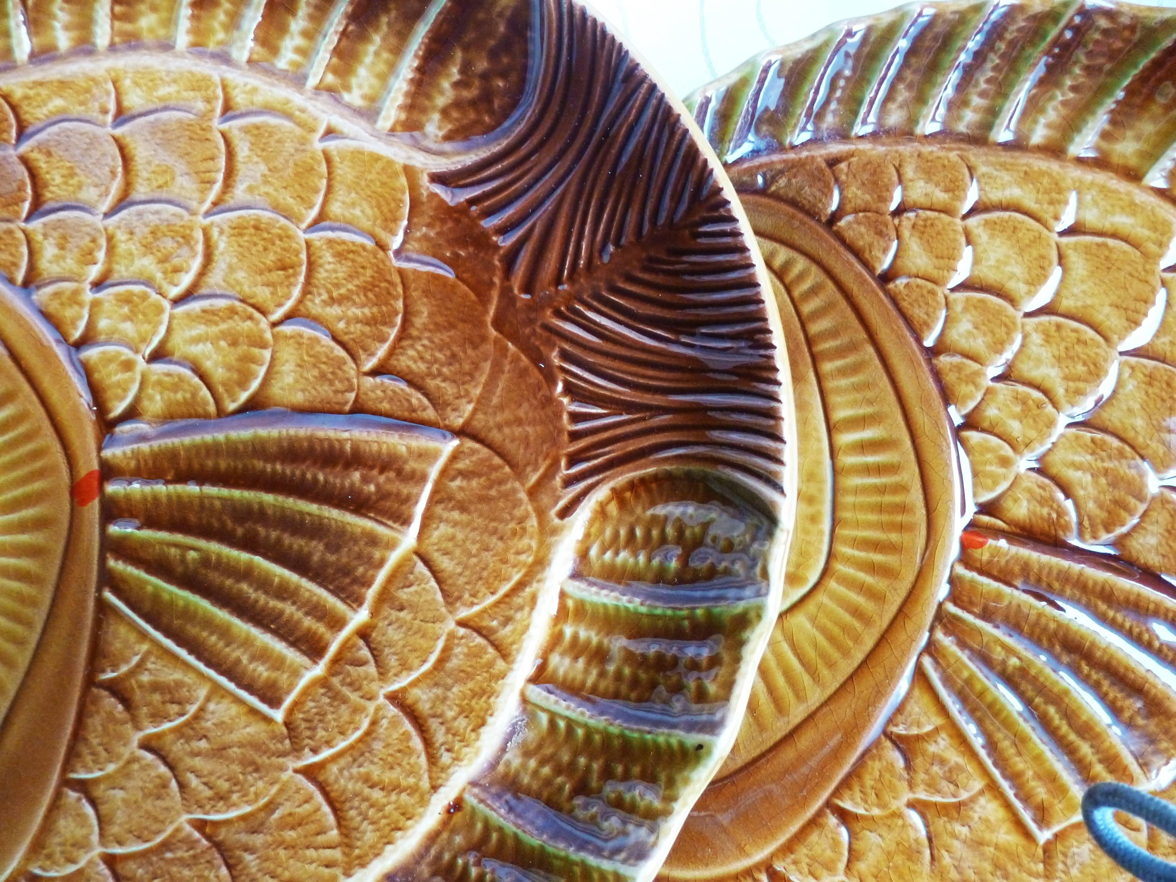 6 Sarreguemines barbotine ceramic fish plates, flat plates.