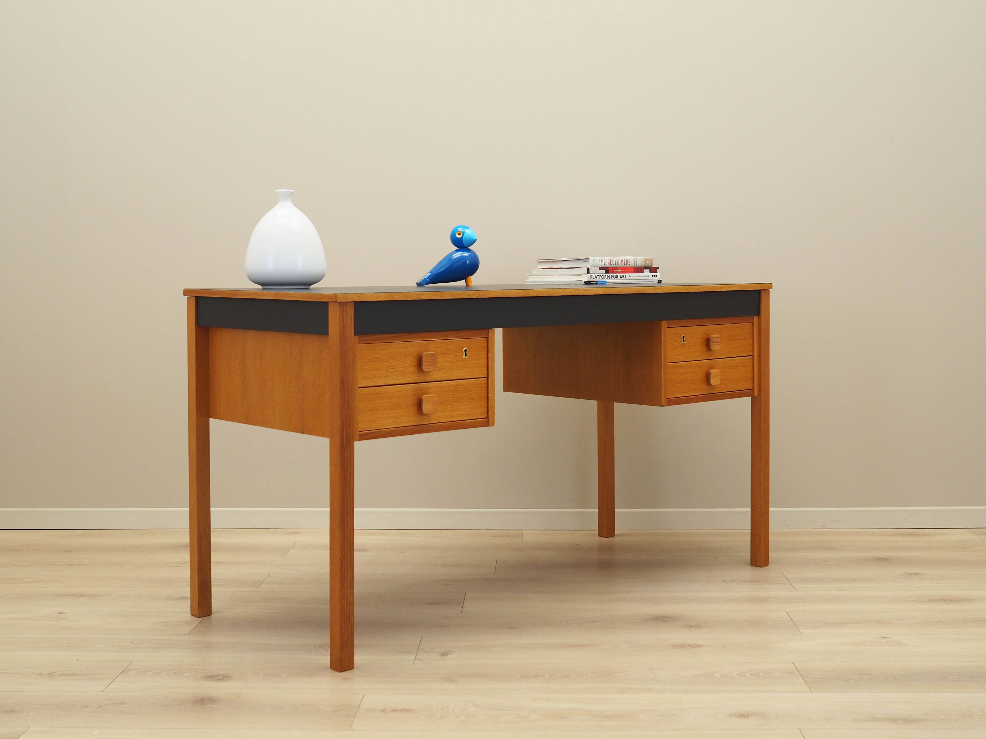 Bureau en frêne, design danois, années 1970, production : Danemark