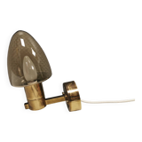 Applique en laiton avec abat-jour en verre « champignon » couleur fumée, par Hans-Agne Jakobsson Suède.