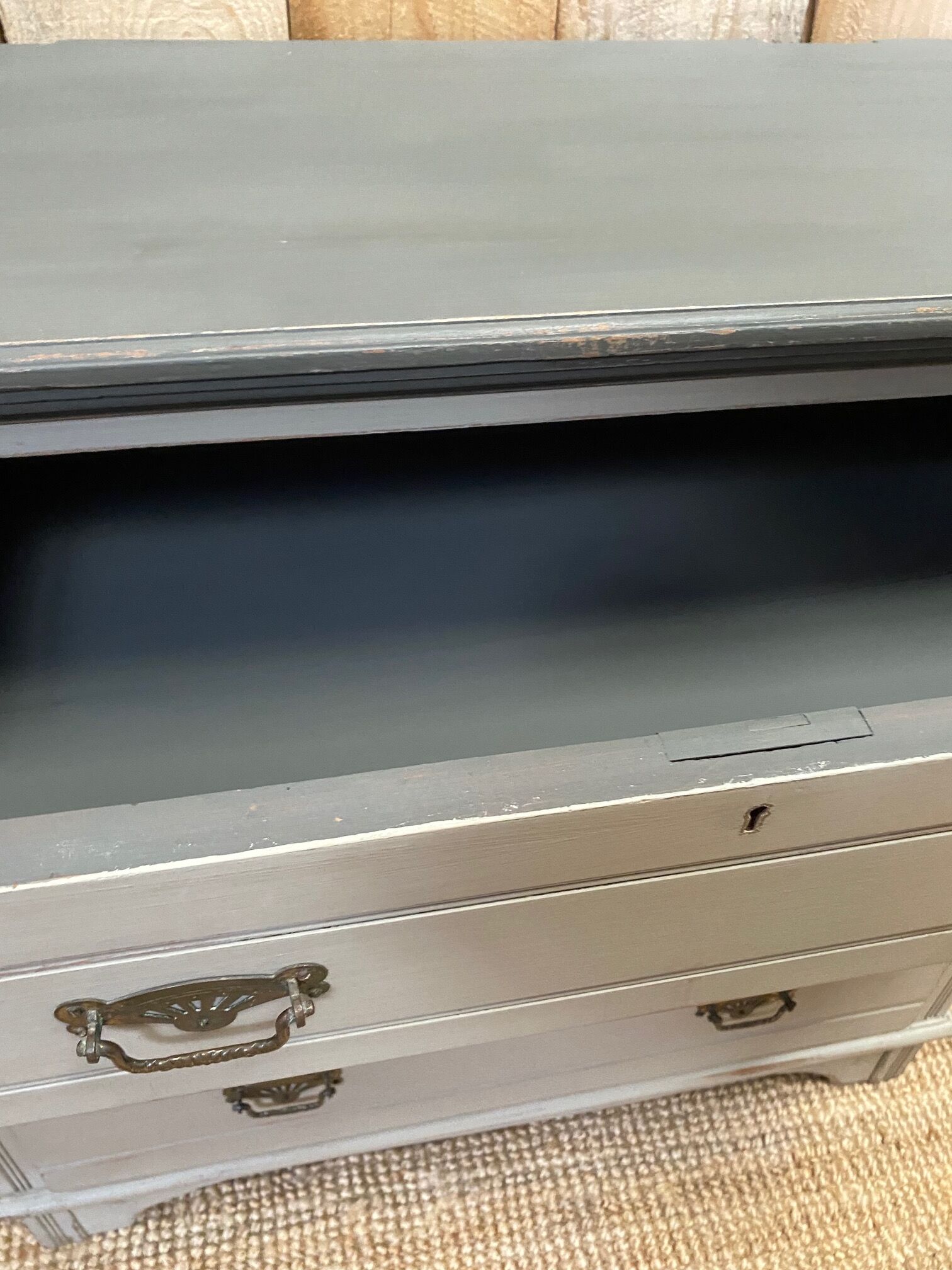 Patinated English chest of drawers from the 30s and 40s