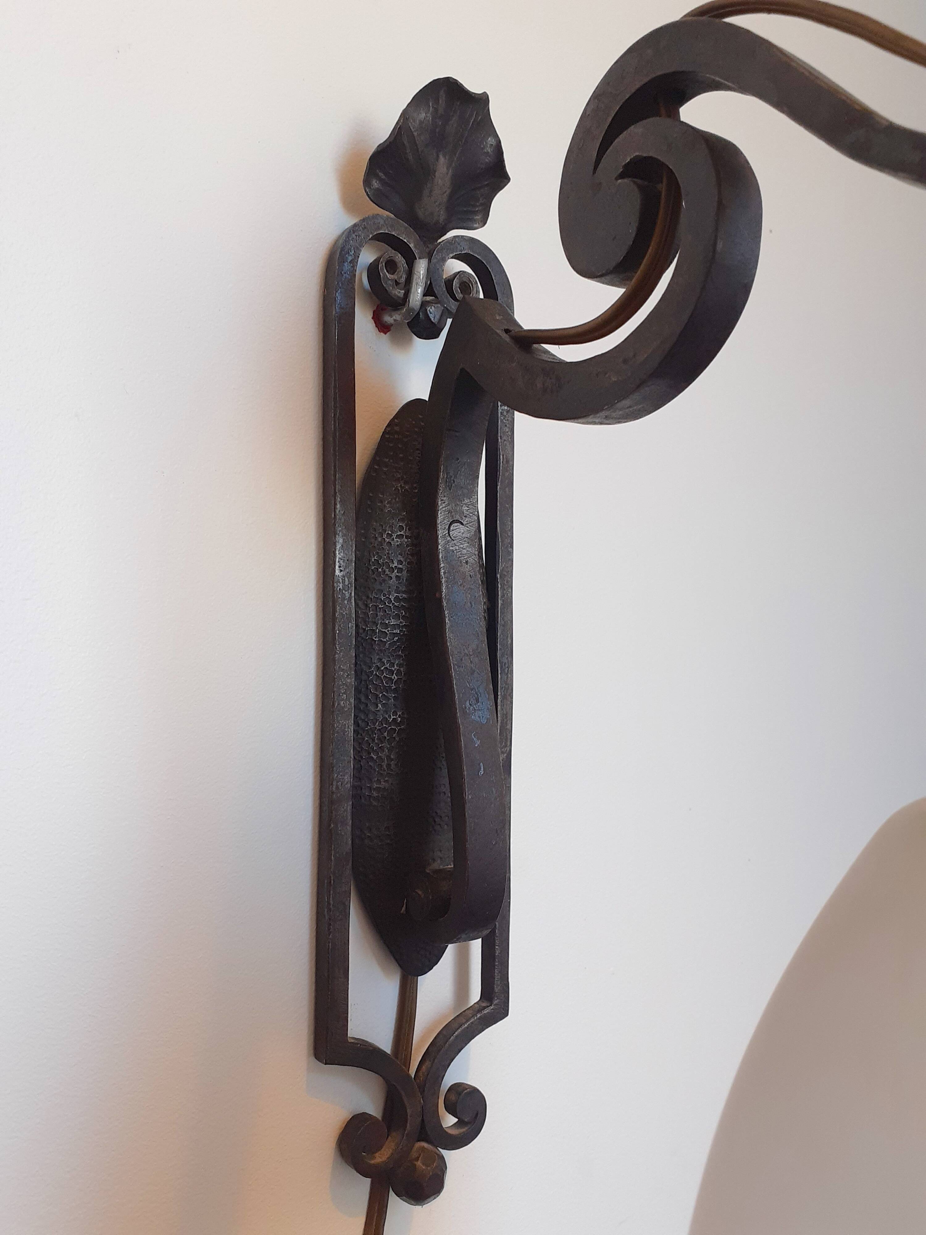 Art Nouveau wall lamp in glass paste and wrought iron by Schneider - Nancy