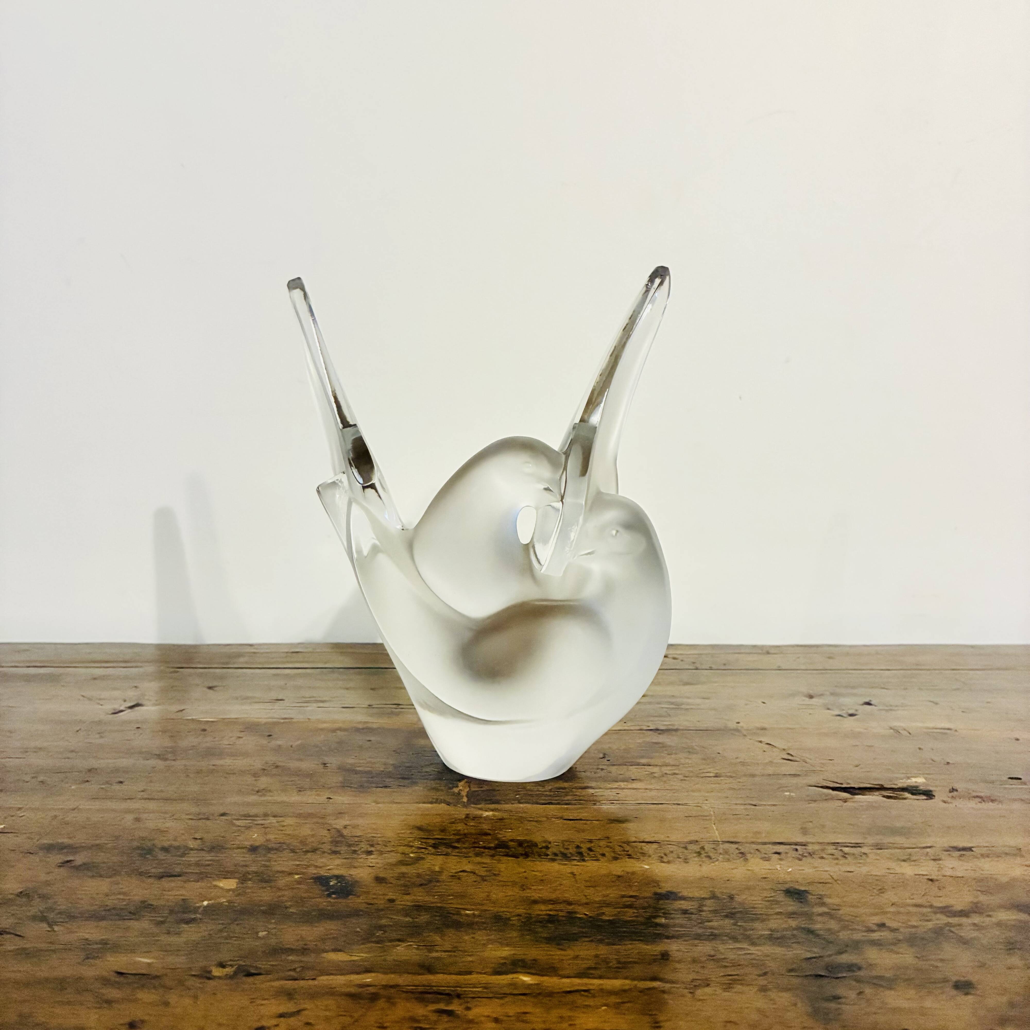 Lalique "sylvie" — dove vase in satin and polished pressed crystal