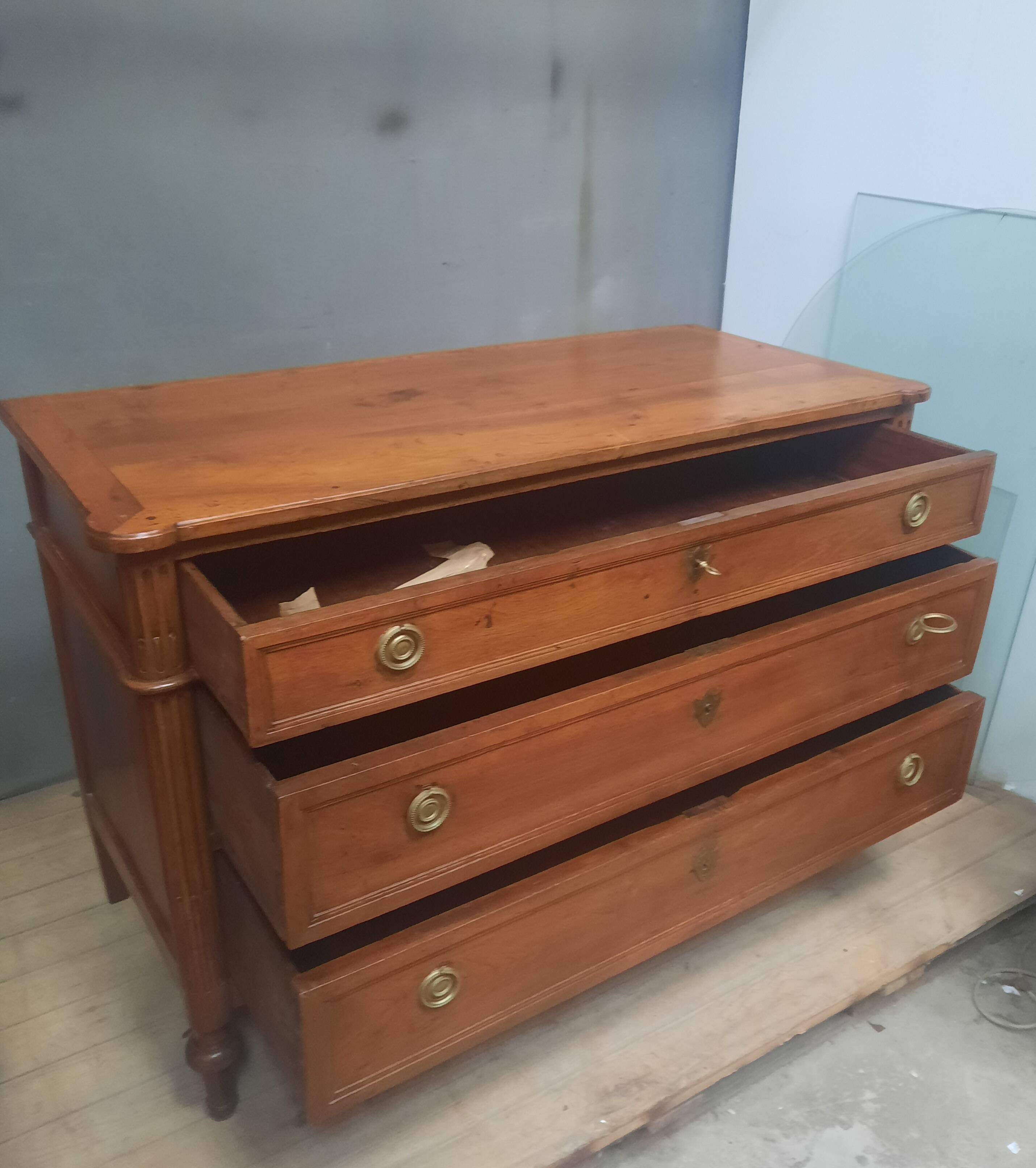 Commode en bous naturel d  epoque Louis XVI