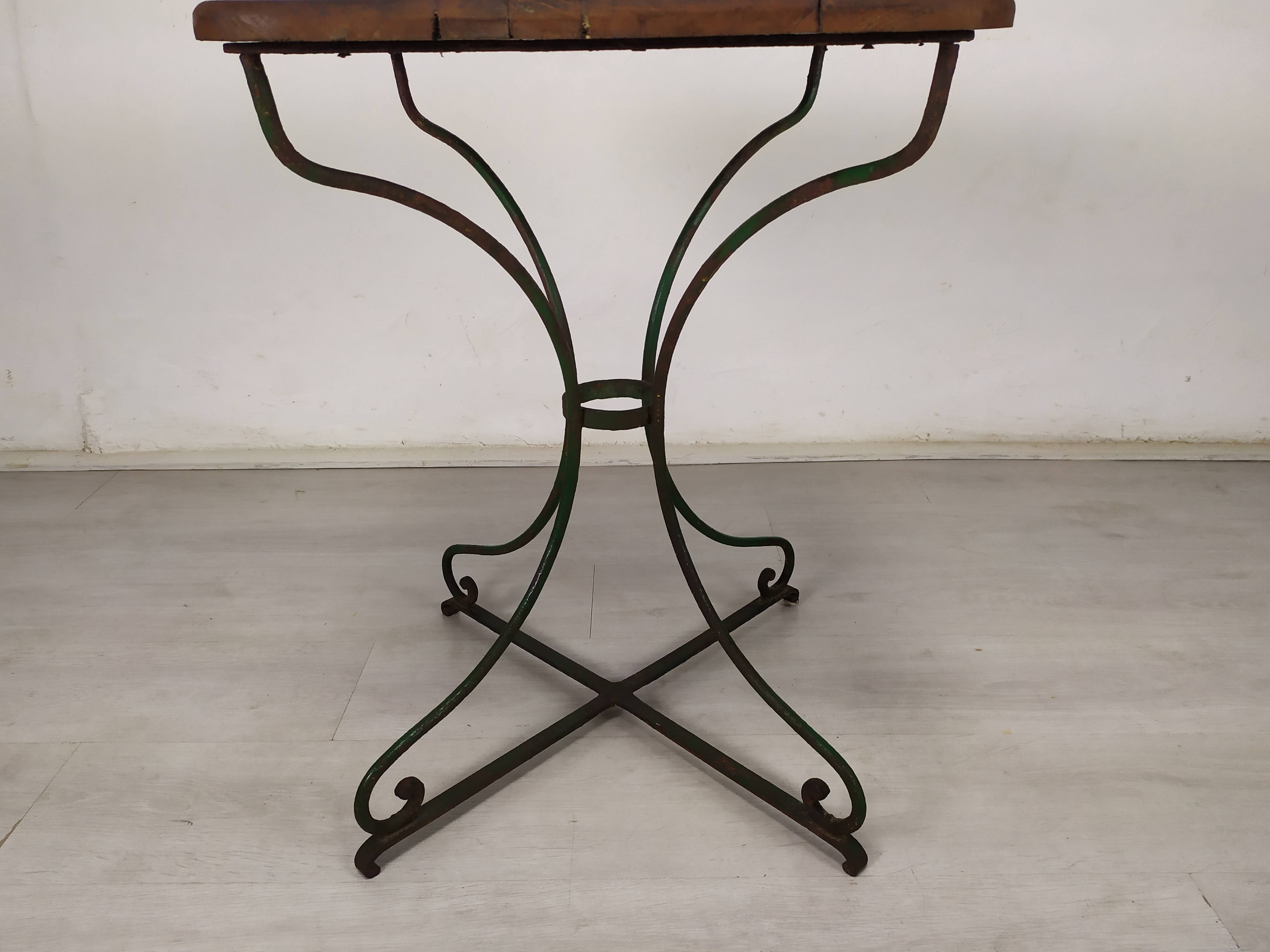 Garden pedestal table metal wood