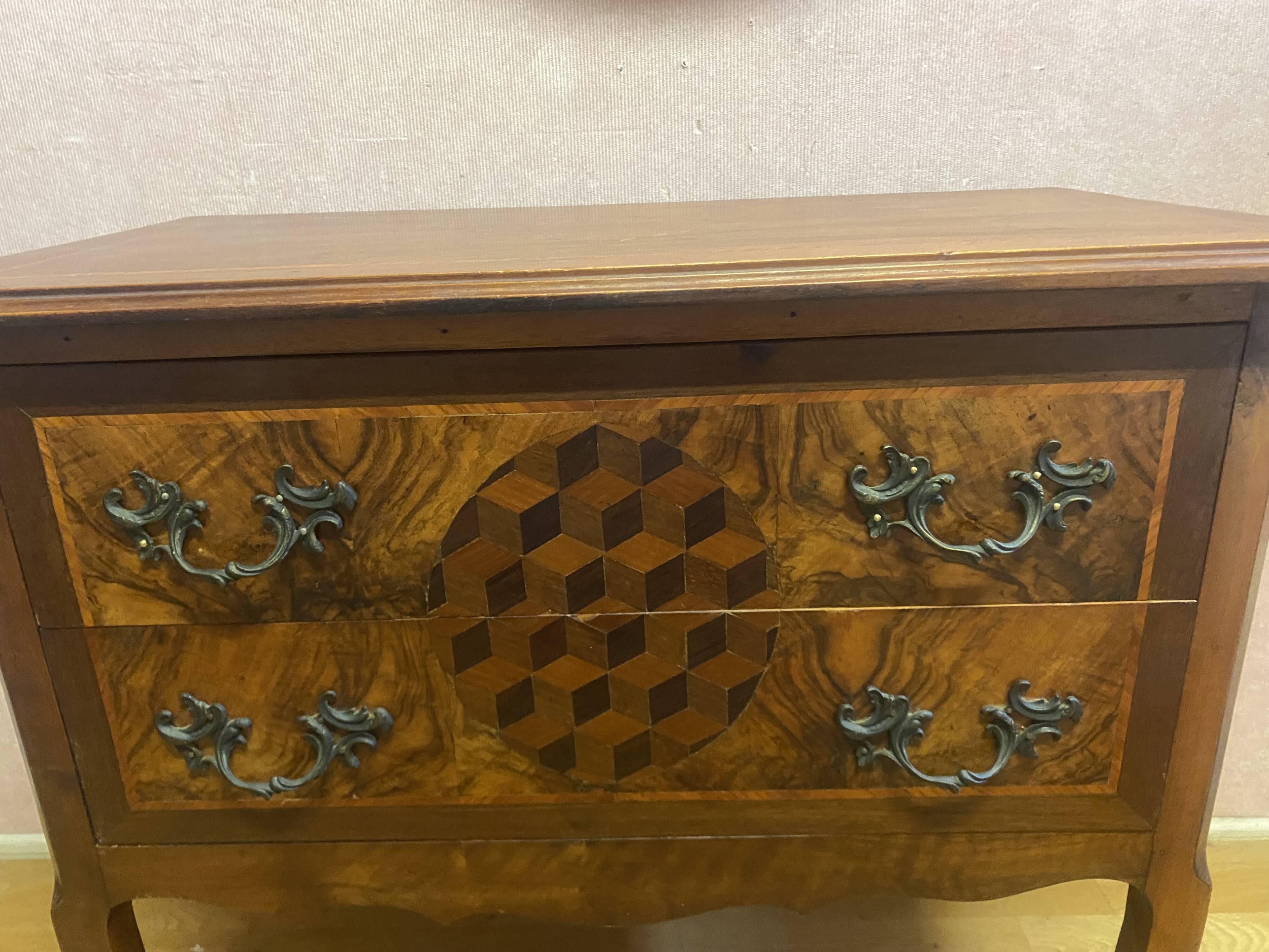 Petite commode de style Louis X.V. en parqueterie de bois de rose;