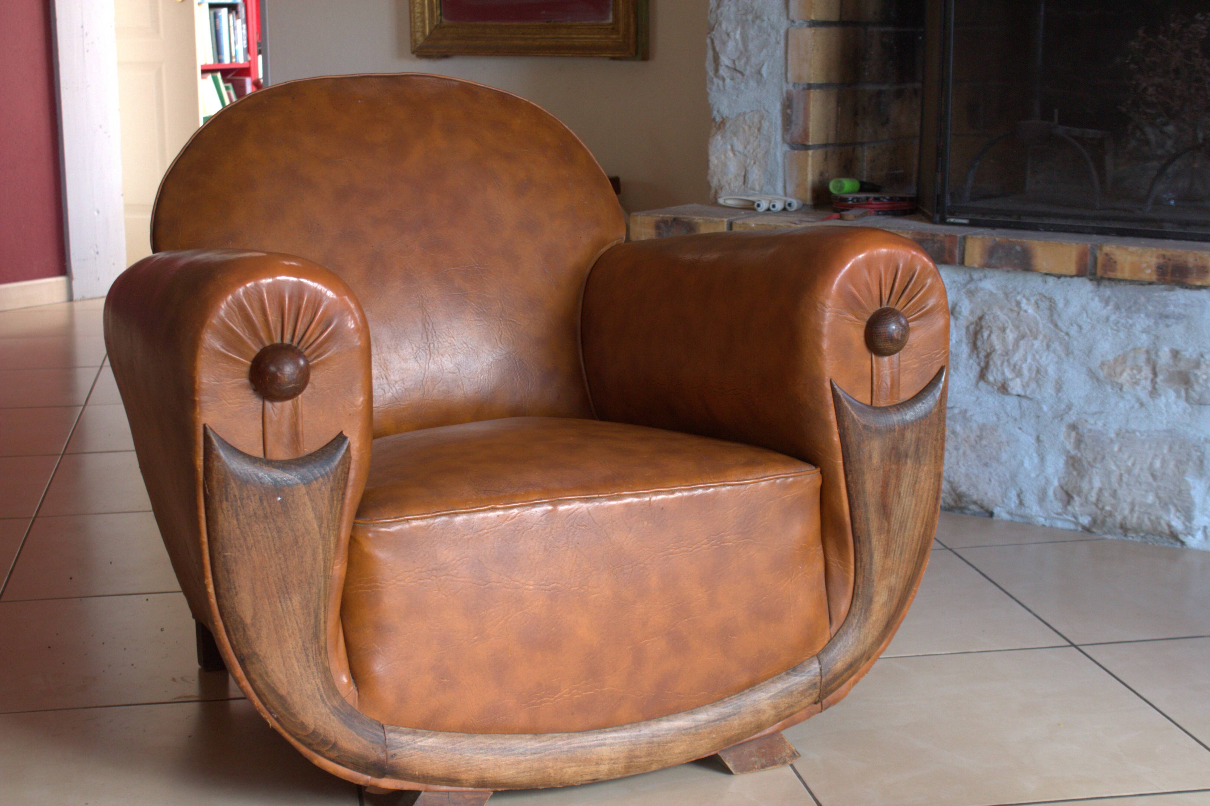 Leather club chair in good condition