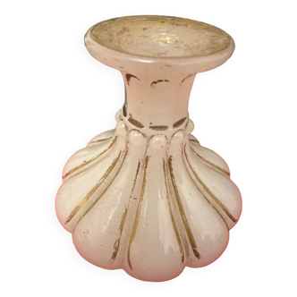 Petit vase période art-nouveau en opaline blanche - h 9 cm