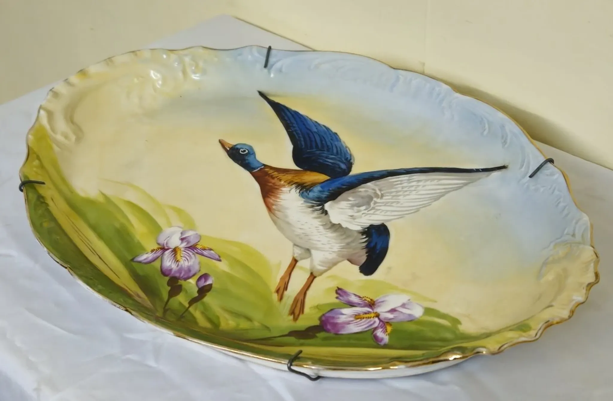 Antique decorative plate in porcelain – flying duck design