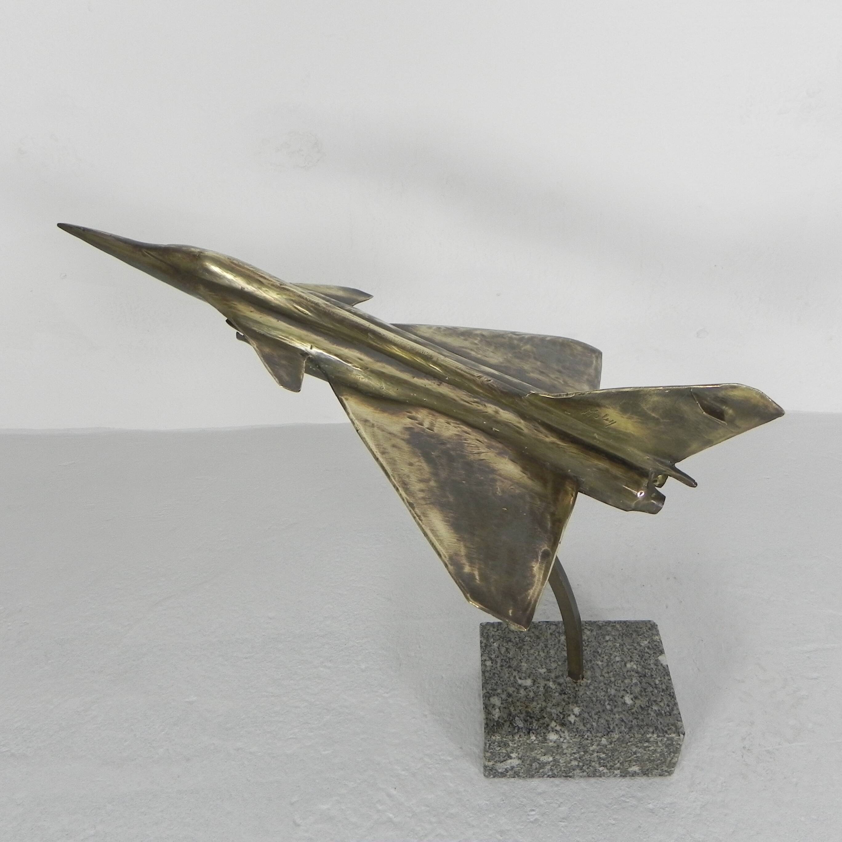 Sculpture en laiton d'un avion de chasse par François Melin