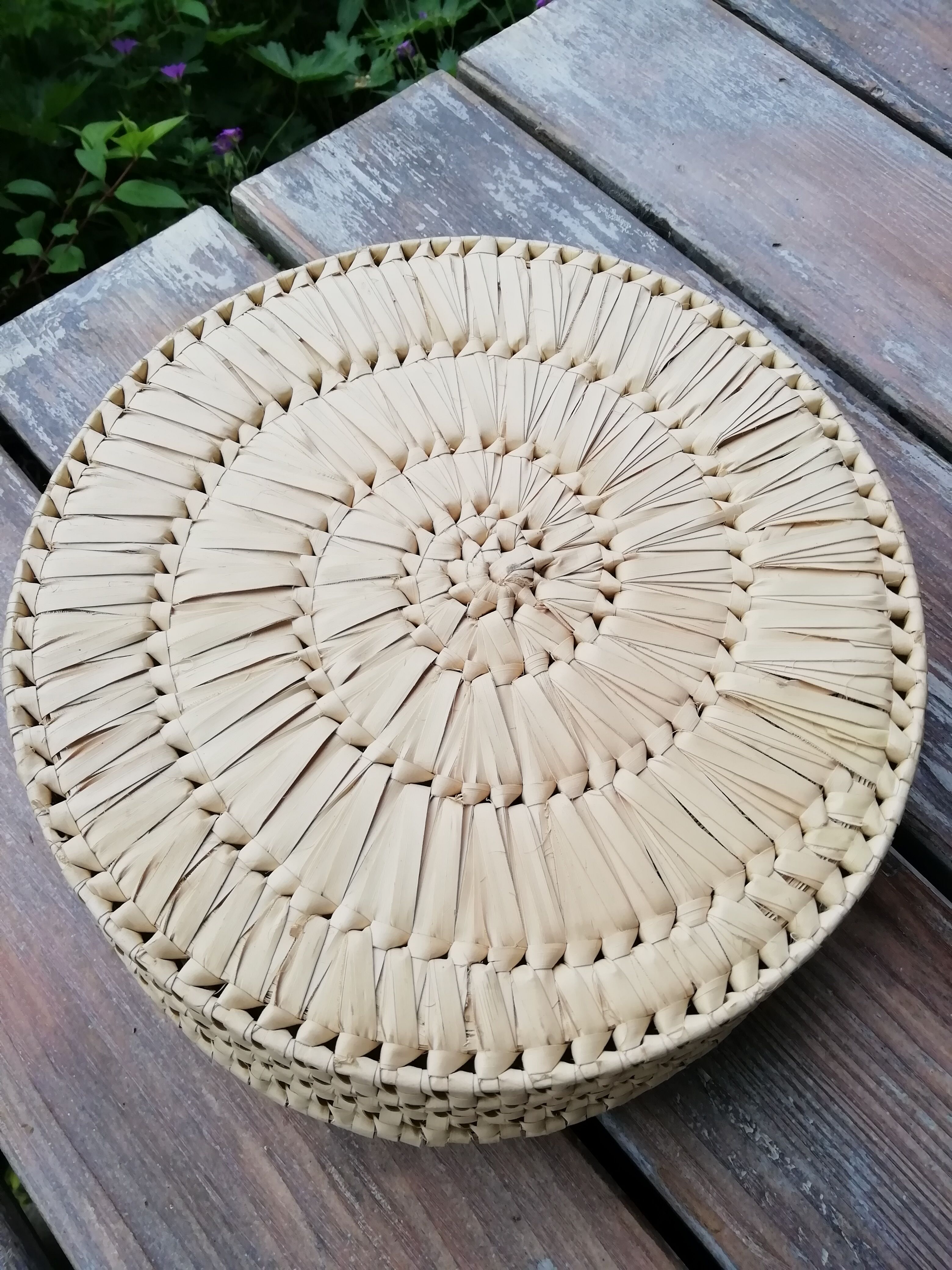 Round palm leaf basket
