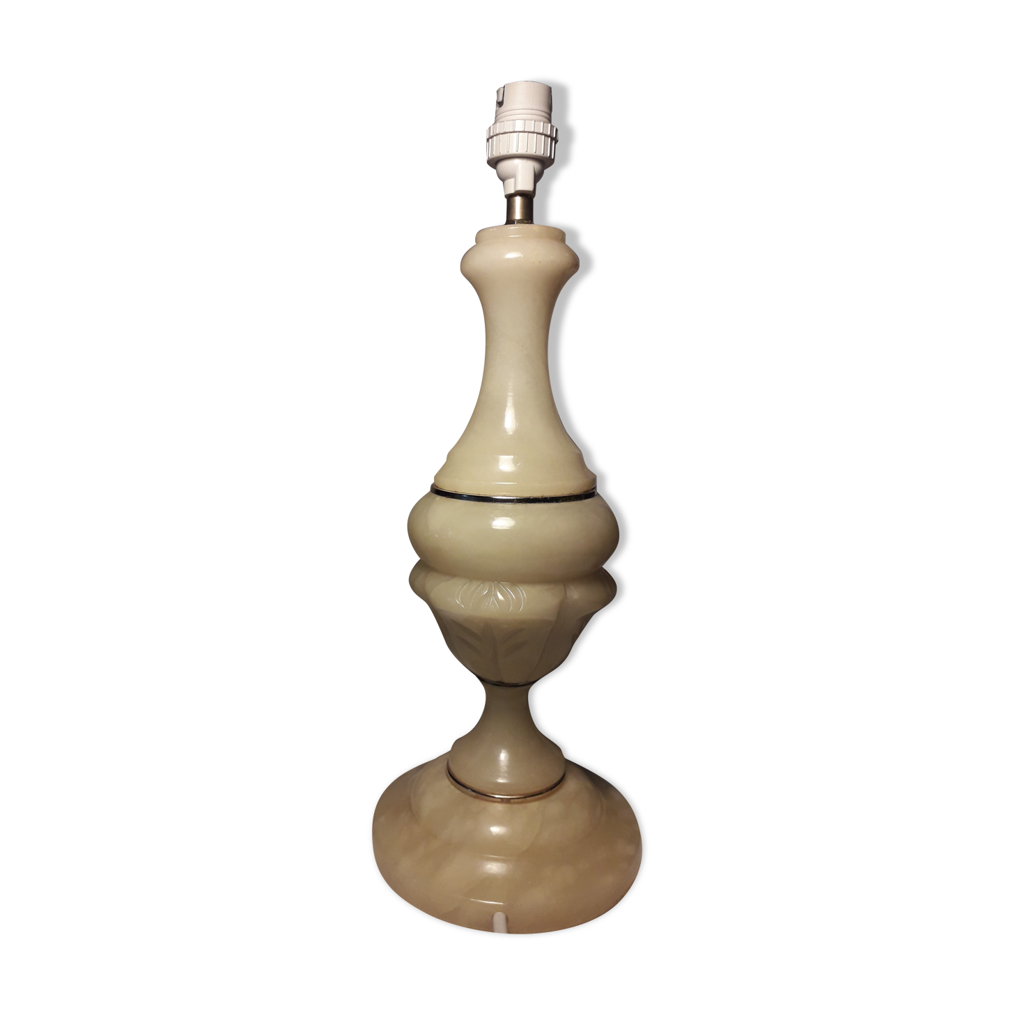 Beautifully carved onyx lamp stand, with 3 brass rings