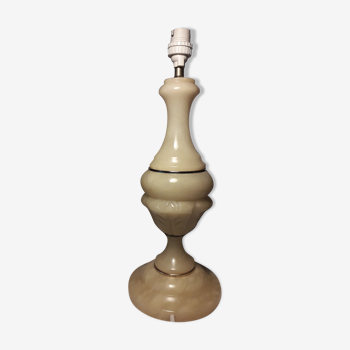 Pied de lampe en onyx joliment sculpté, avec 3 bagues en laiton