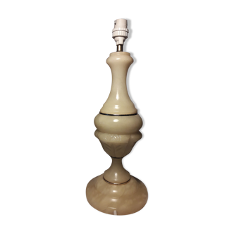 Beautifully carved onyx lamp stand, with 3 brass rings