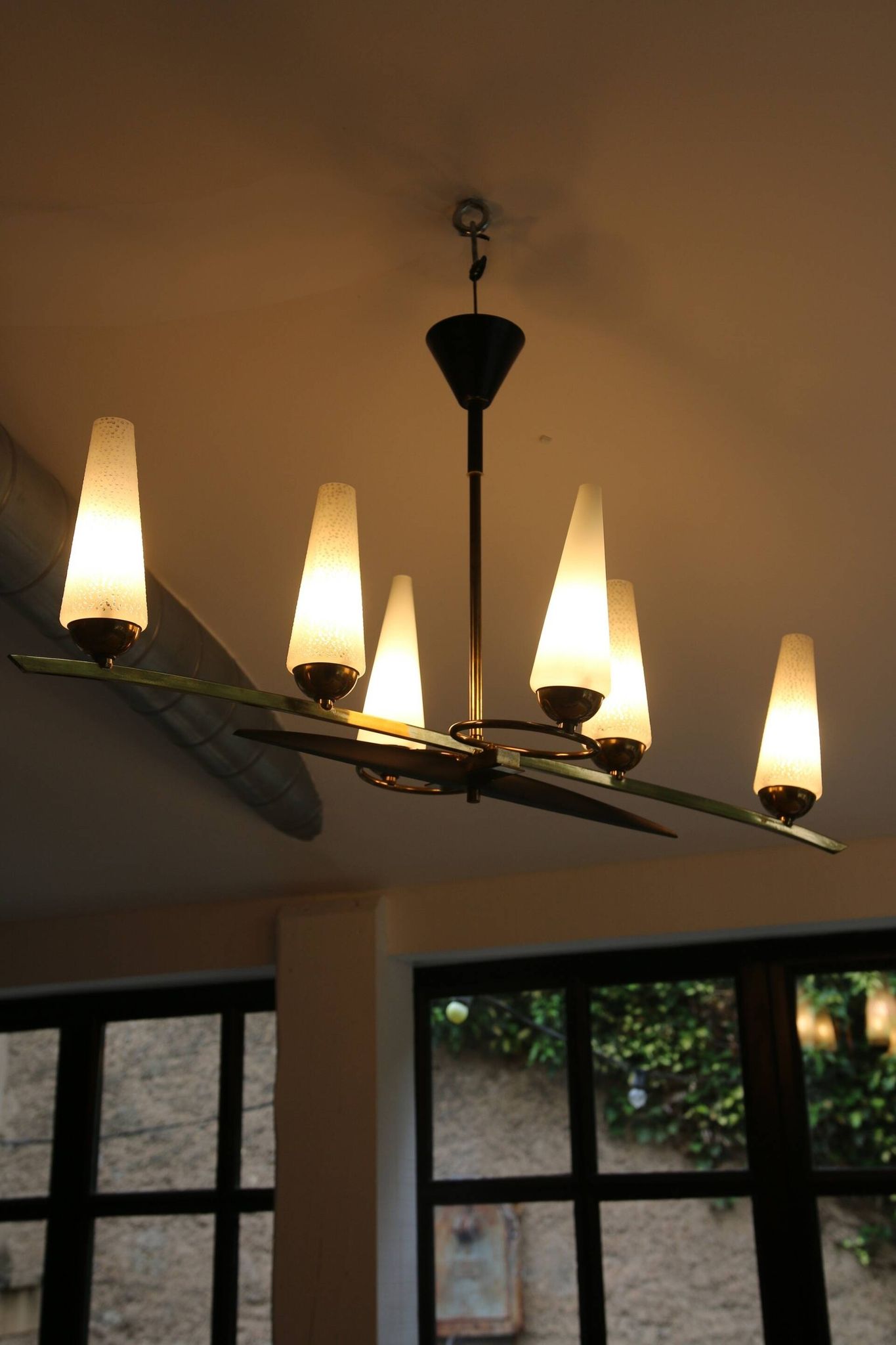 Lustre 6 feux Mid-Century - Opaline et laiton - Style Lunel - Arlus