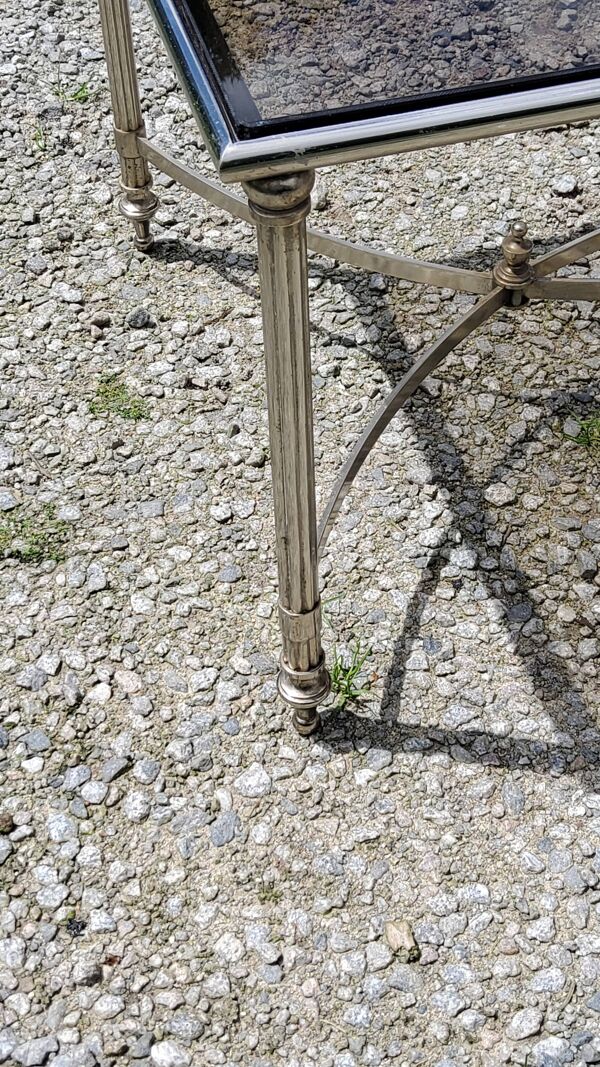 Table basse en métal chromé, plateau en verre fumé de style néo-classique, années 70