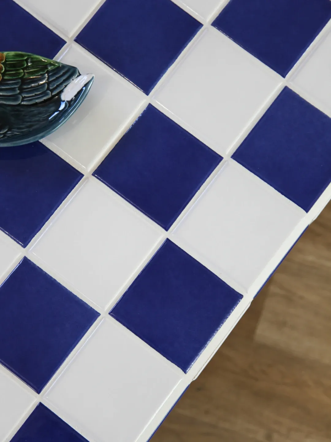Table basse carrelée bleue et blanche damier