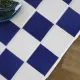 Table basse carrelée bleue et blanche damier