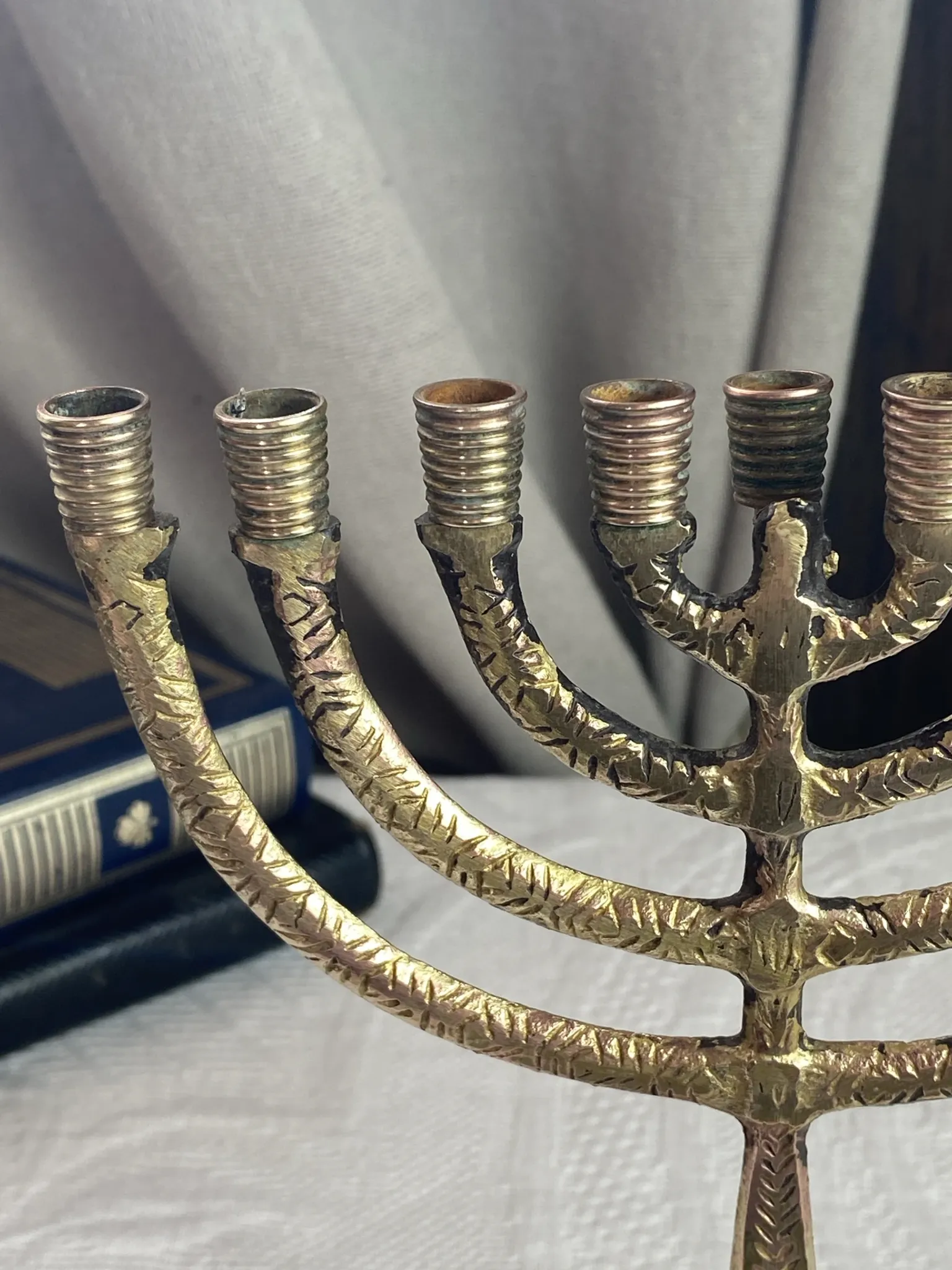 Chandelier, menorah à  neuf branches en laiton massif 