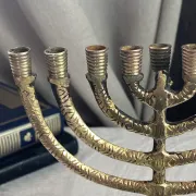 Chandelier, menorah à  neuf branches en laiton massif 