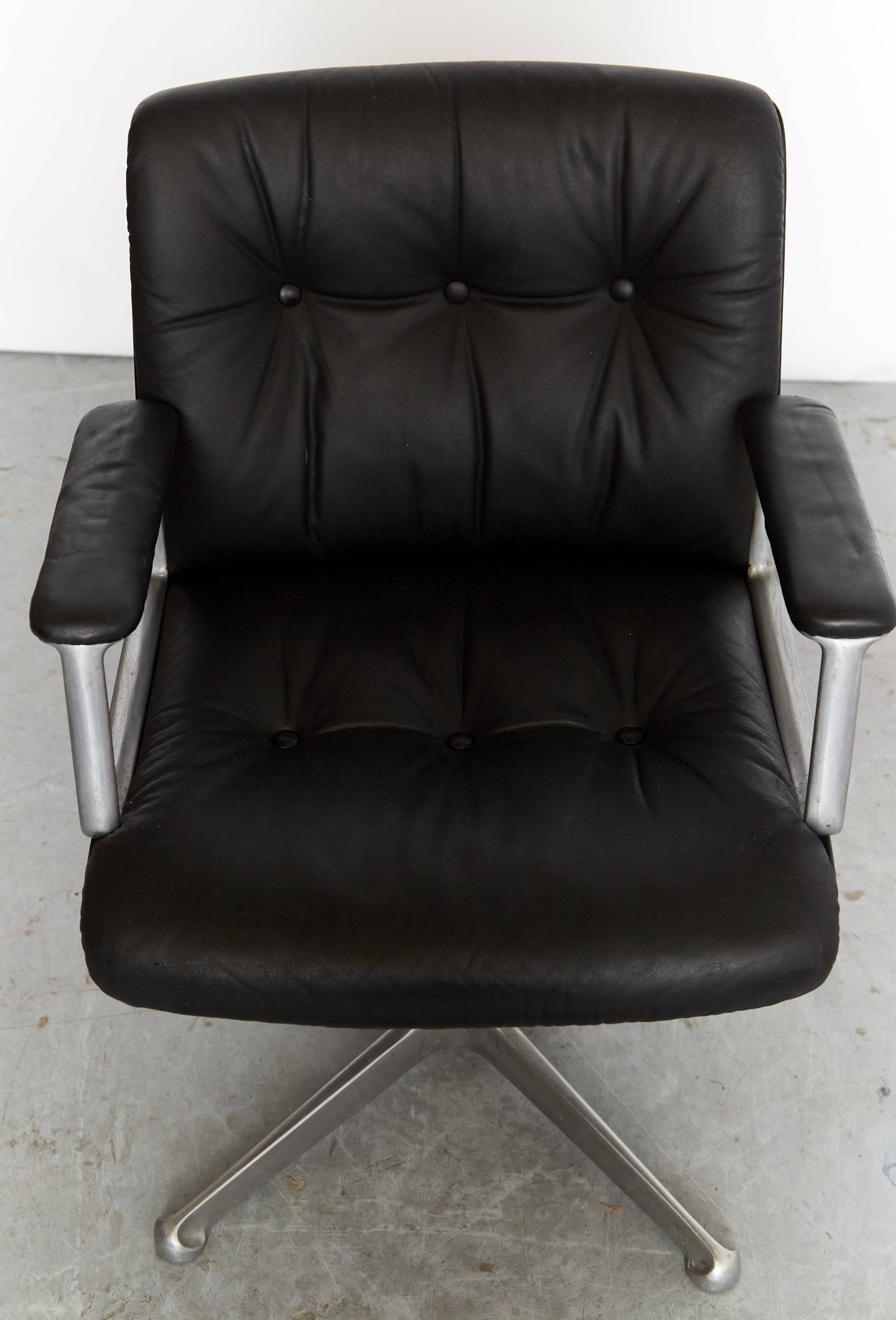 Osvaldo Borsani swivel Chair P125 for Tecno Milano
