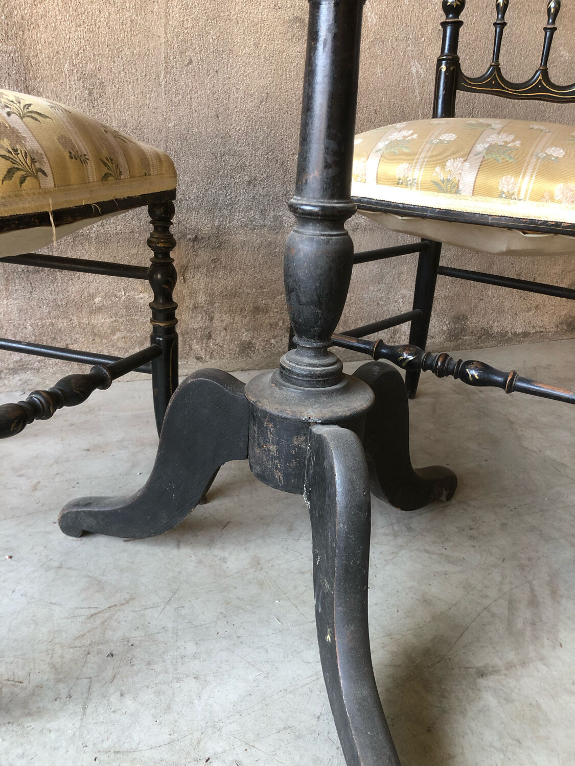 Napoleon 3 pedestal table and chair