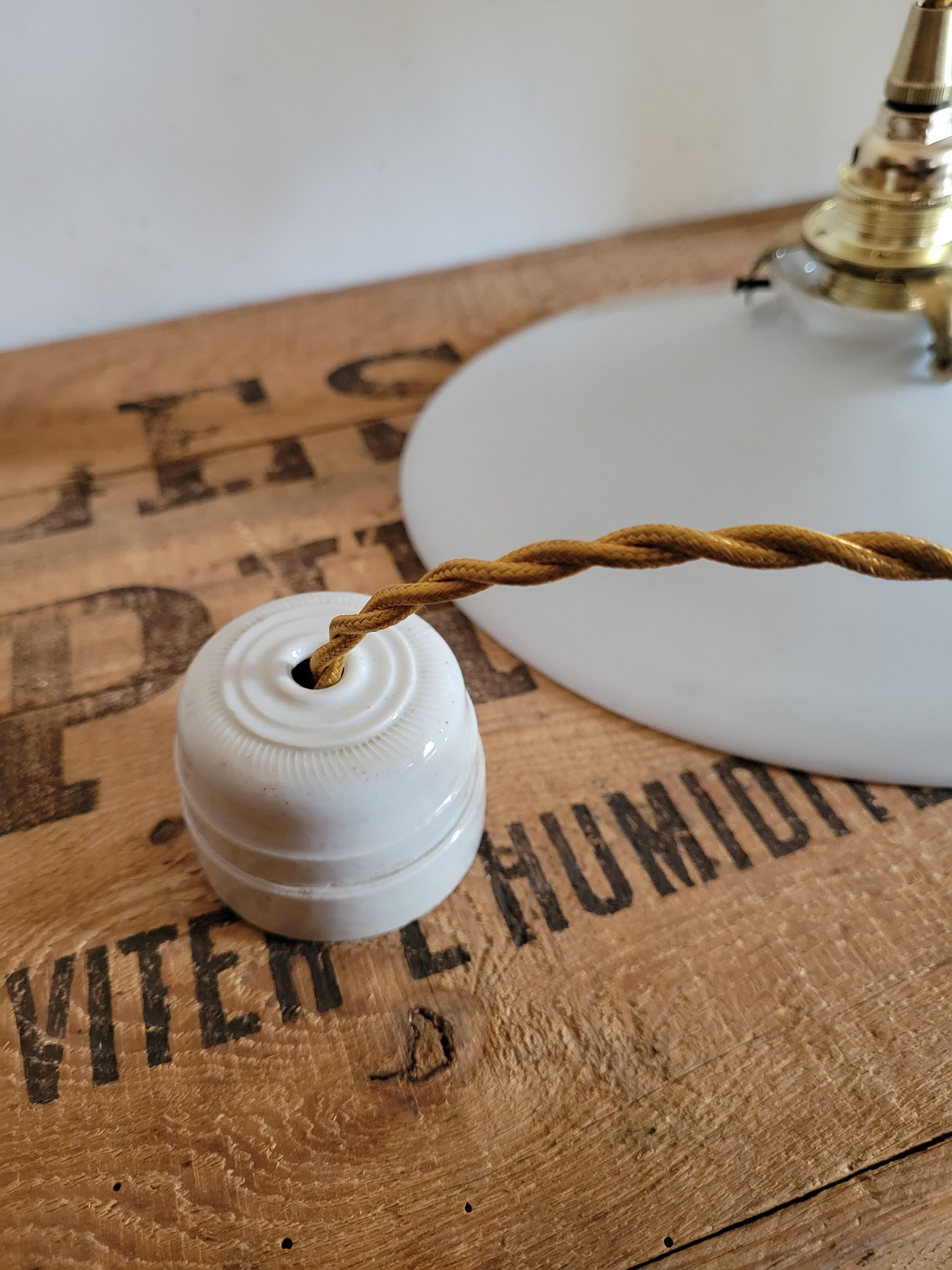 White opaline suspension