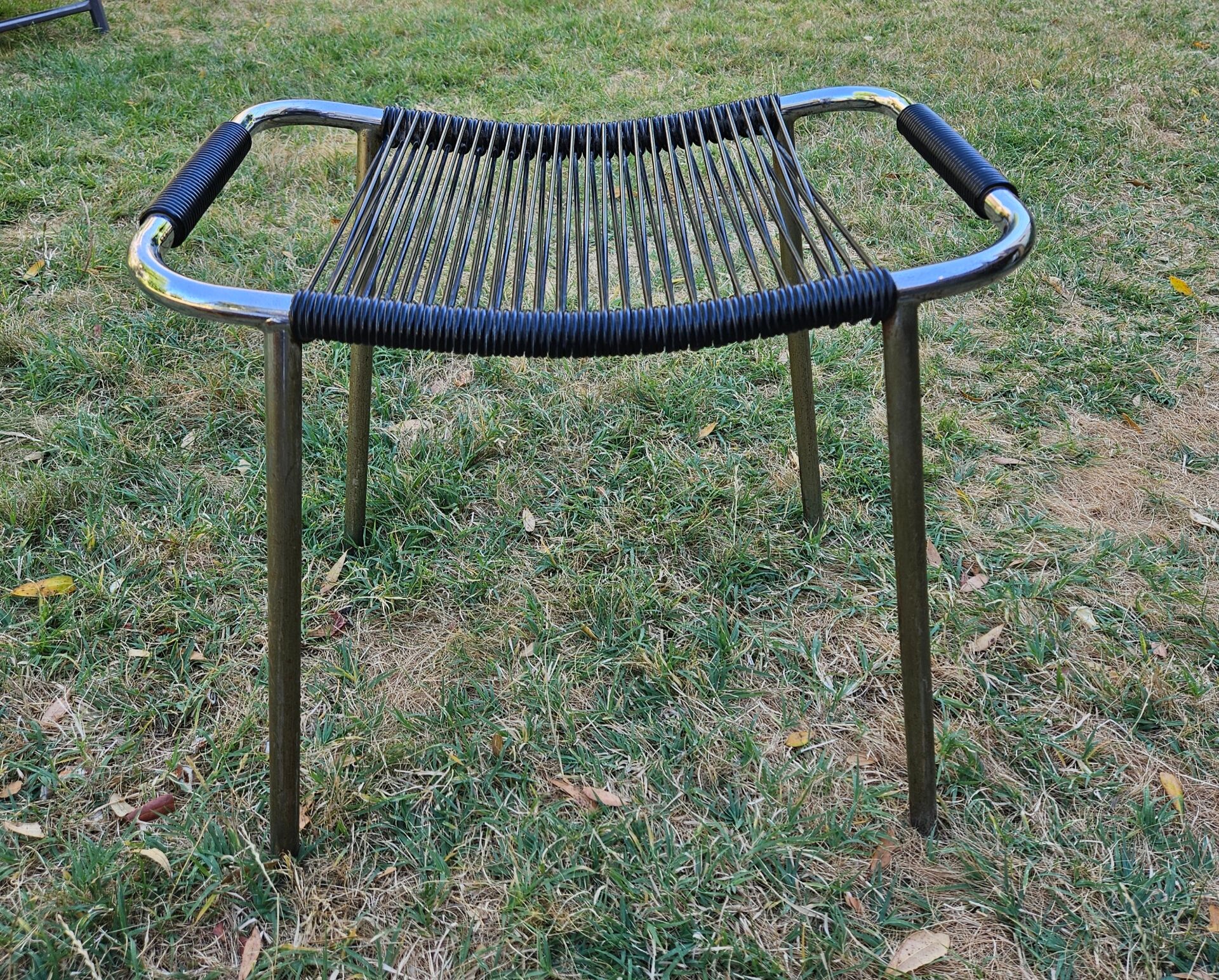 Metal stool in 70s scoubidou wire.