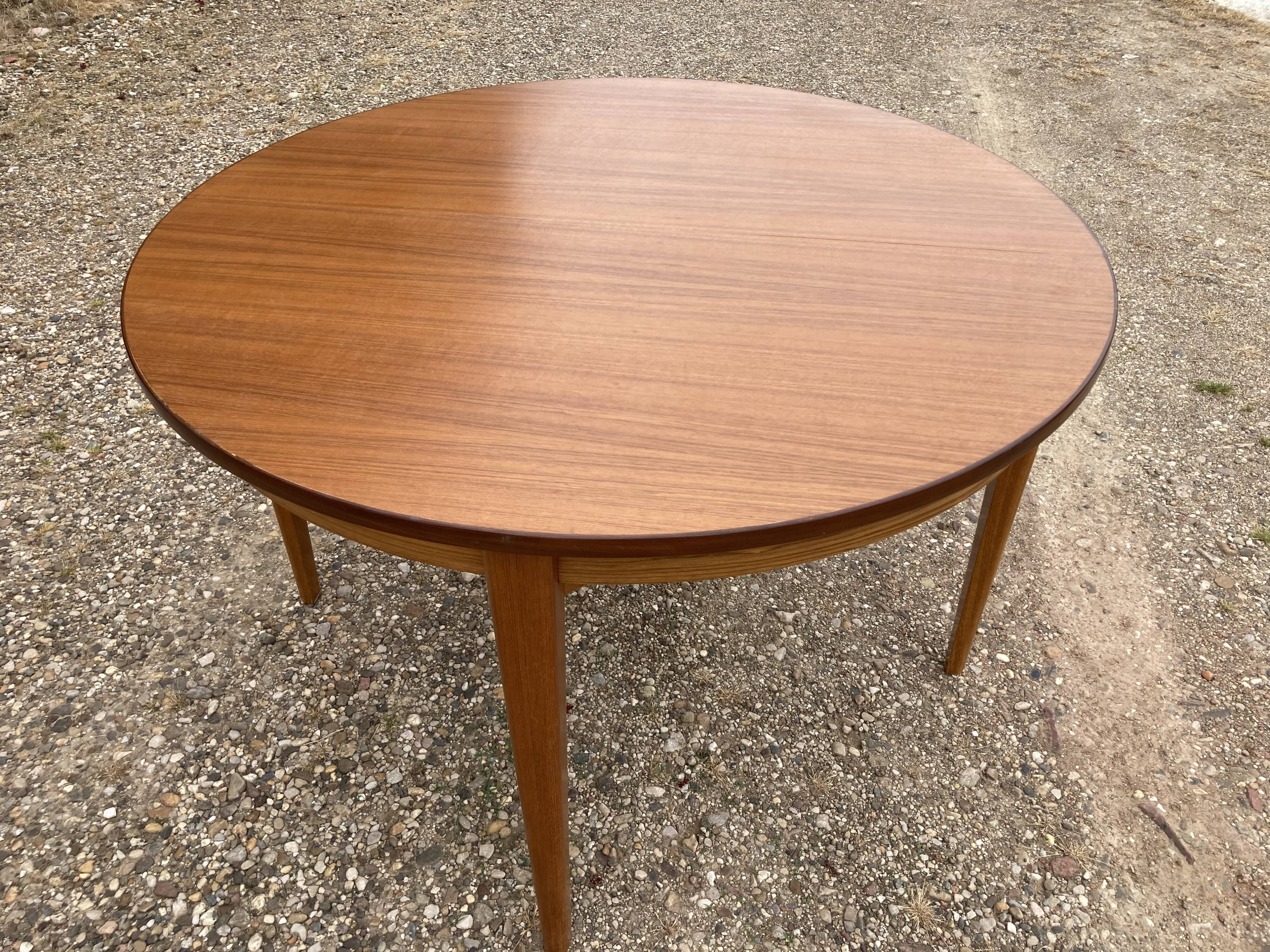 Scandinavian round table with extension