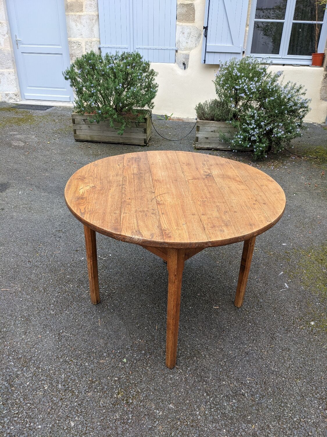 Round table in ash