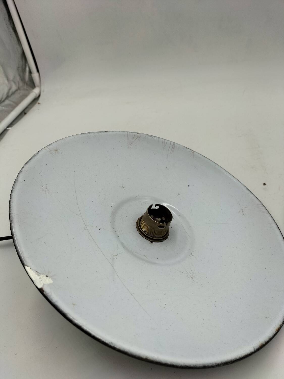 2 suspensions en tôles émaillées