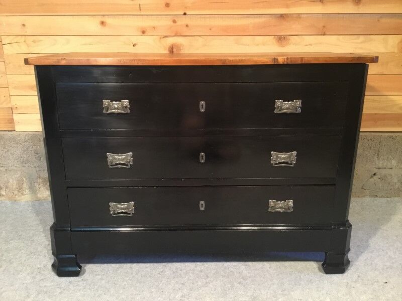 Black chest of drawers